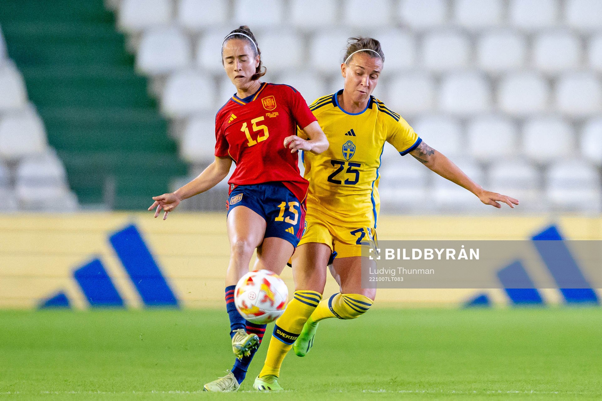 Maite Oroz of Spain and Julia Zigiotti Olme of Sweden