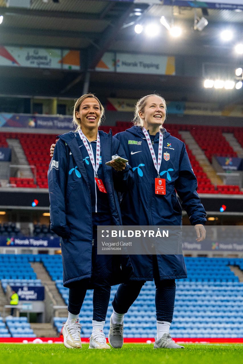 Celin Bizet Ildhusøy and goalkeeper Aurora Mikalsen of