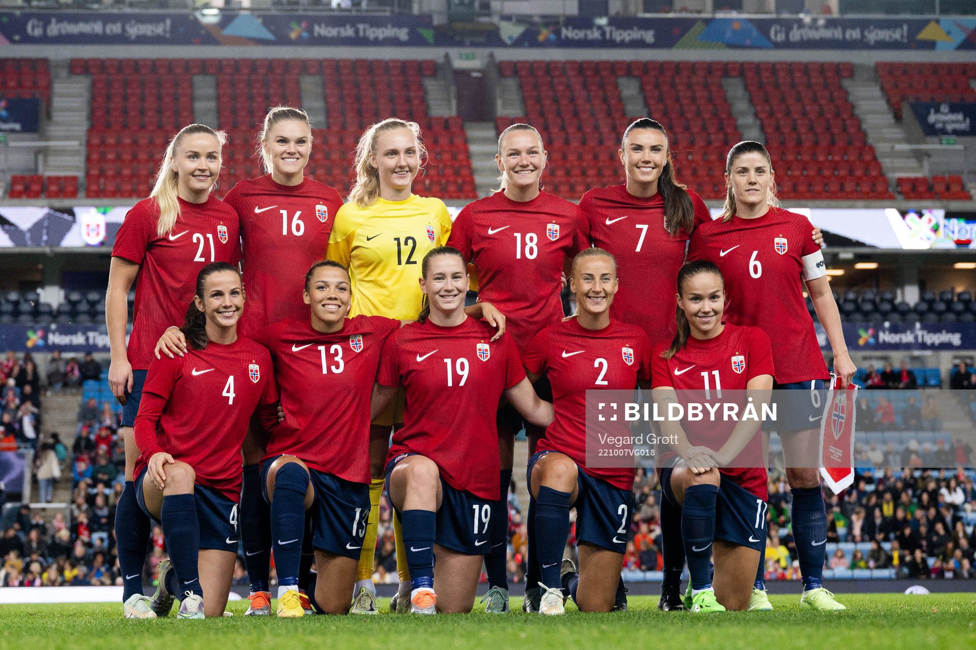 The staring eleven of Norway poses for a team photo
