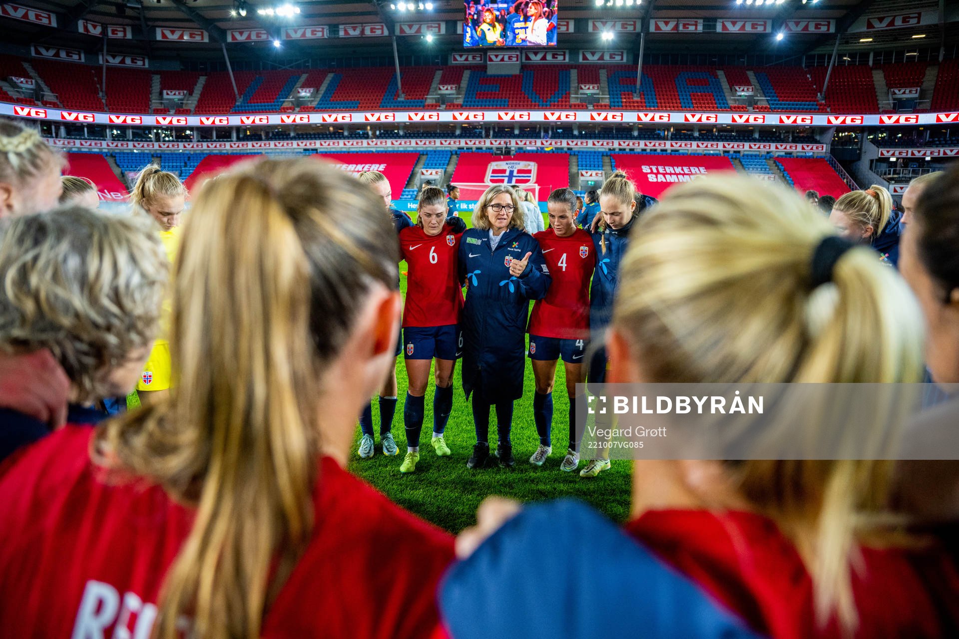 Maren Mjelde, head coach Hege Riise, Tuva Hansen and players of Norway gather in a circle after the international friendly football match between Norway and Brazil on October 7, 2022 in Oslo.