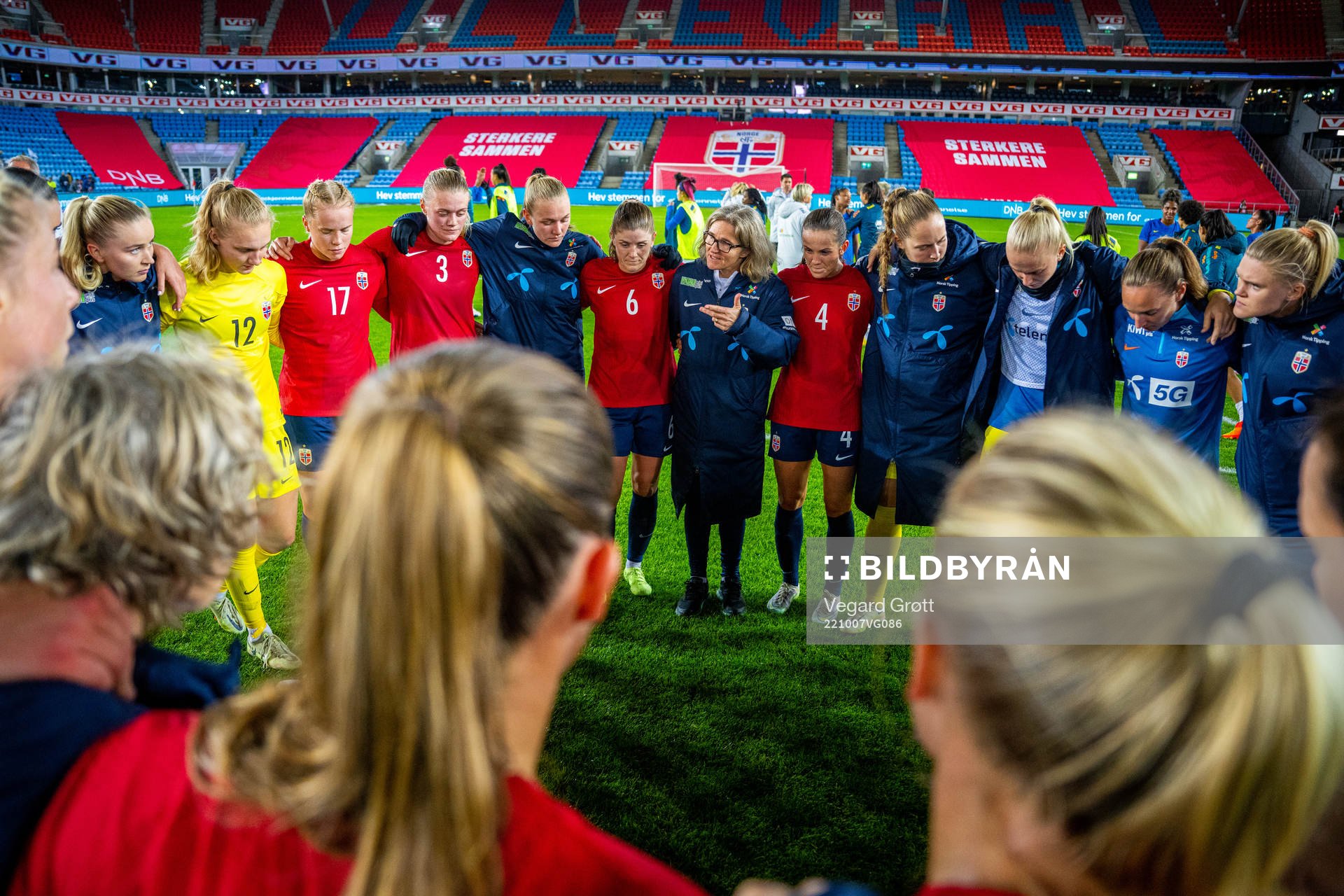 Julie Blakstad, Mathilde Harviken, Frida Maanum, Maren Mjelde, head coach Hege Riise, Tuva Hansen and players of Norway gather in a circle after the international friendly football match between Norway and Brazil on October 7, 2022 in Oslo. 