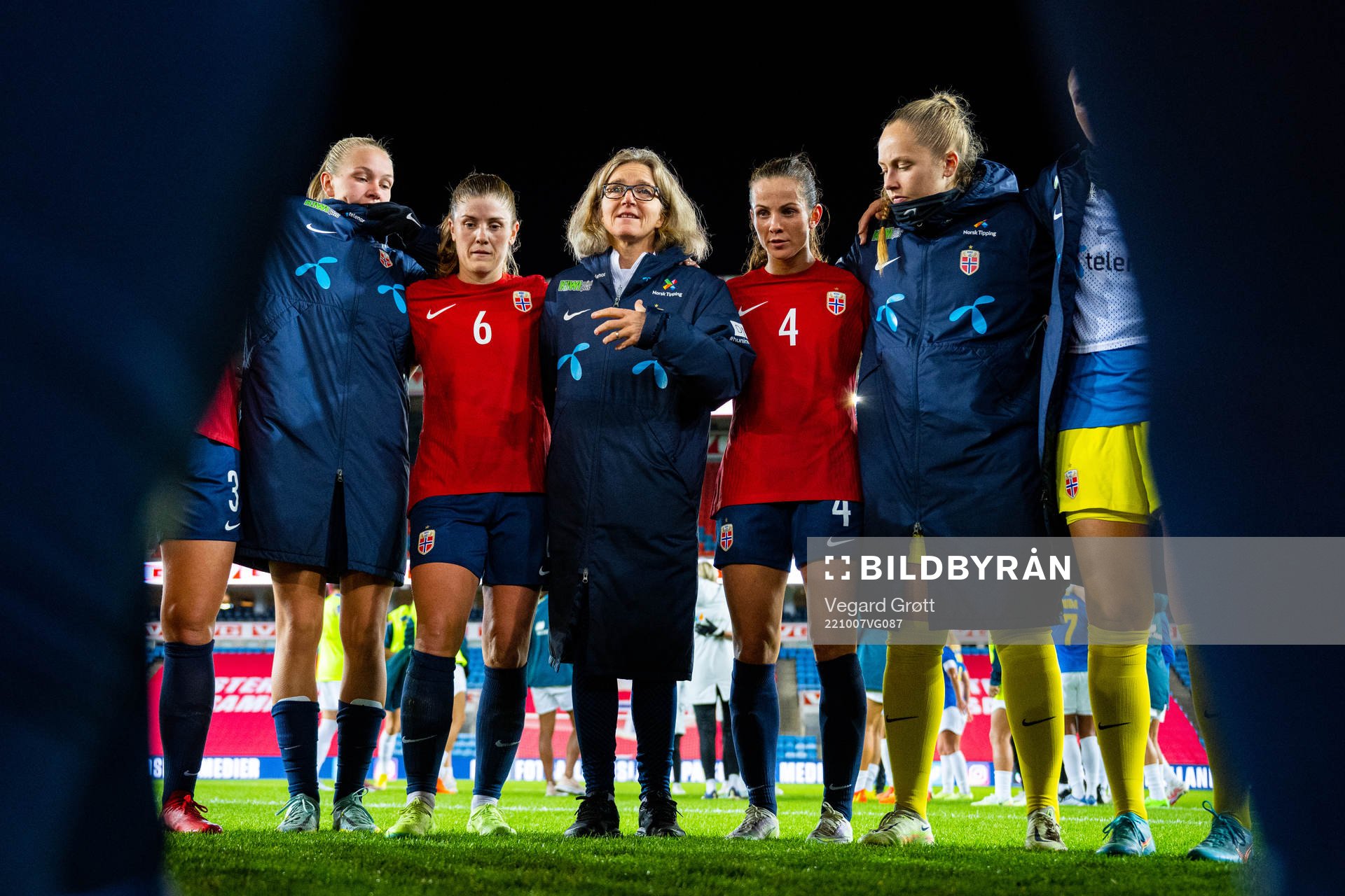 Maren Mjelde, head coach Hege Riise, Tuva Hansen and