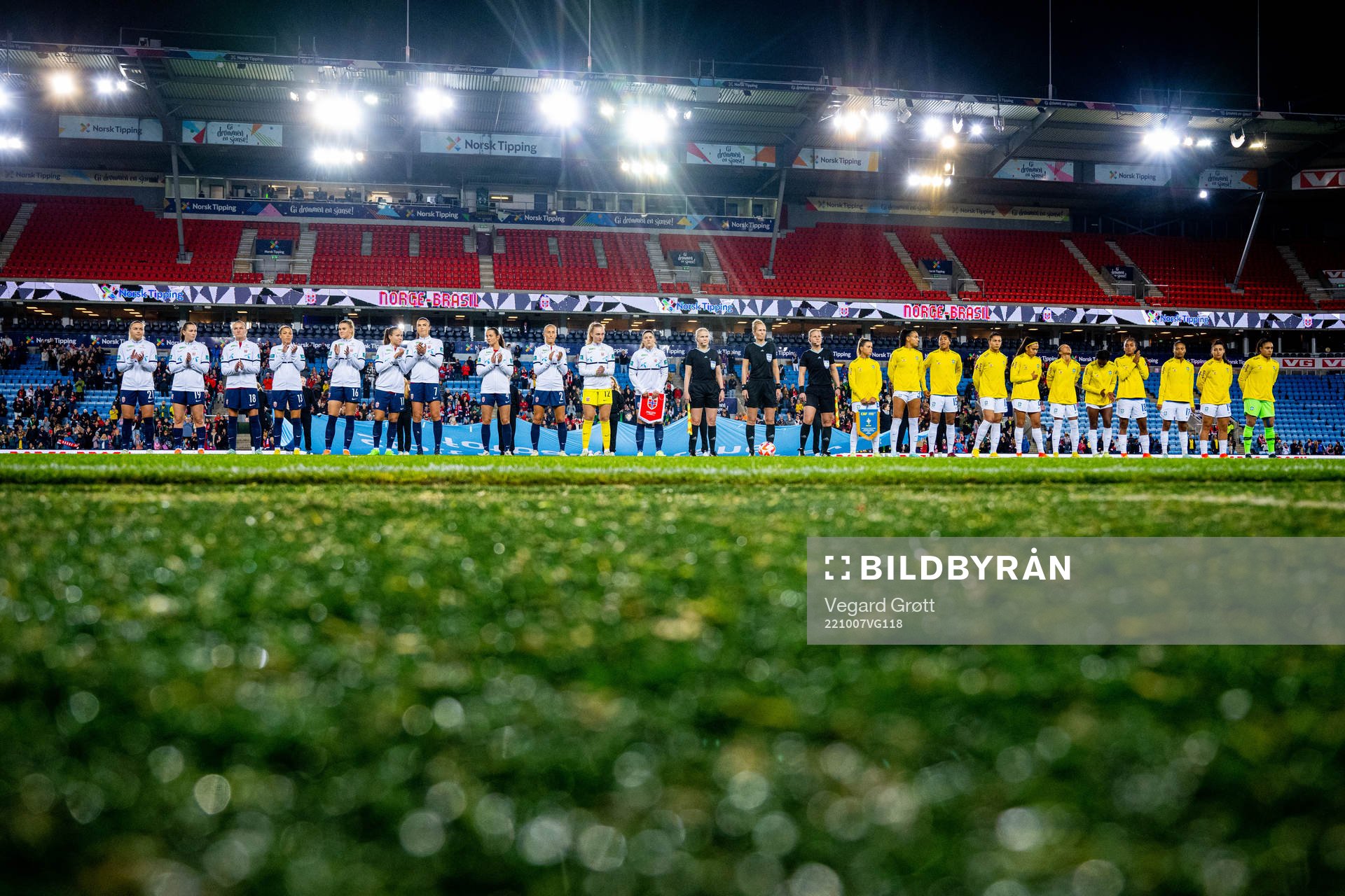 Players of Norway and Brazil line up
