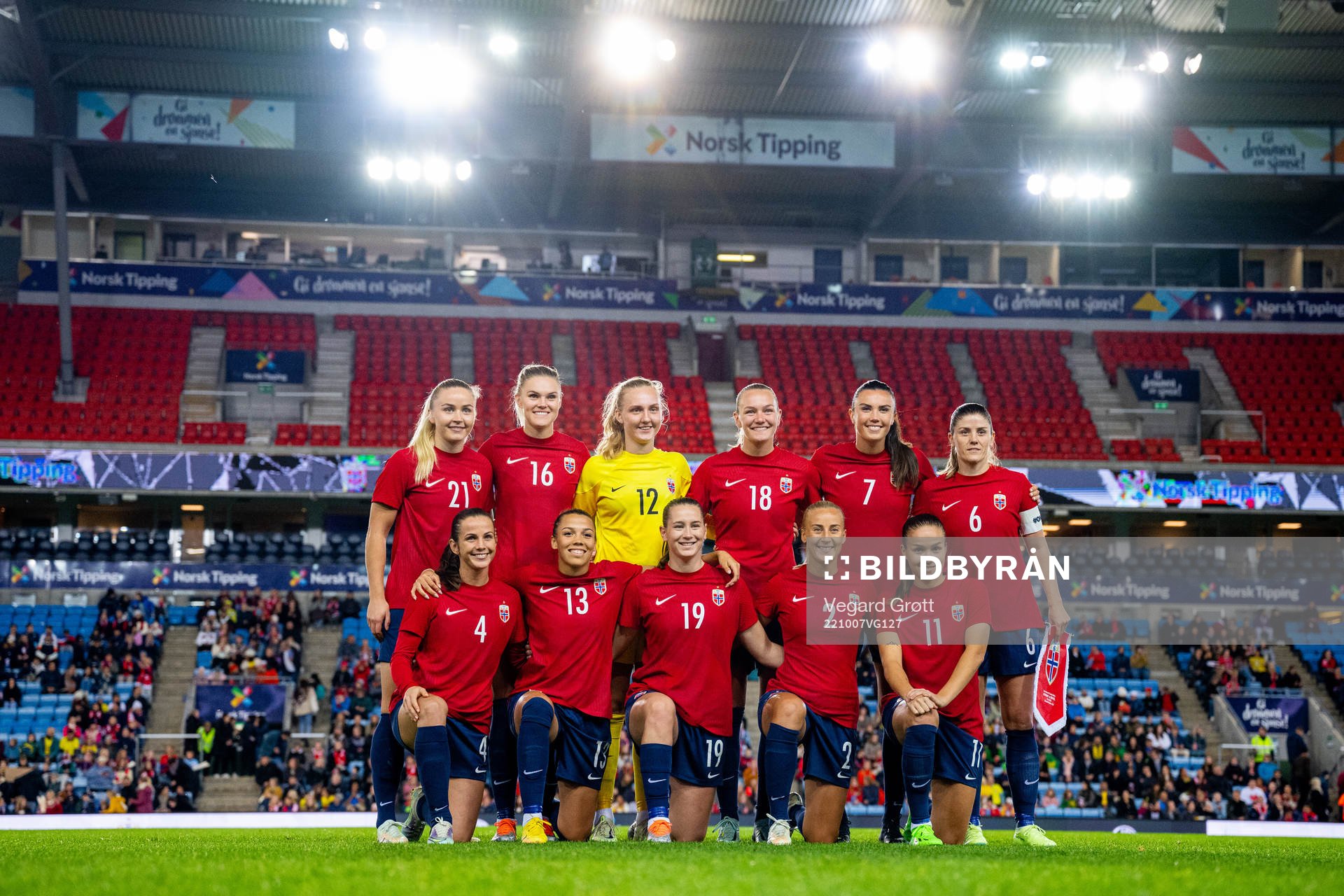 The staring eleven of Norway poses for a team photo ahead of the international friendly football match between Norway and Brazil on October 7, 2022 in Oslo. Top left: Anna Jøsendal, Kristine Bjørdal Leine, goalkeeper Sunniva Skoglund, Frida Maanum, Ingrid Syrstad Engen and Maren Mjelde. Front left: Tuva Hansen, Celin Bizet Ildhusøy, Elisabeth Terland, Anja Sønstevold and Guro Reiten.