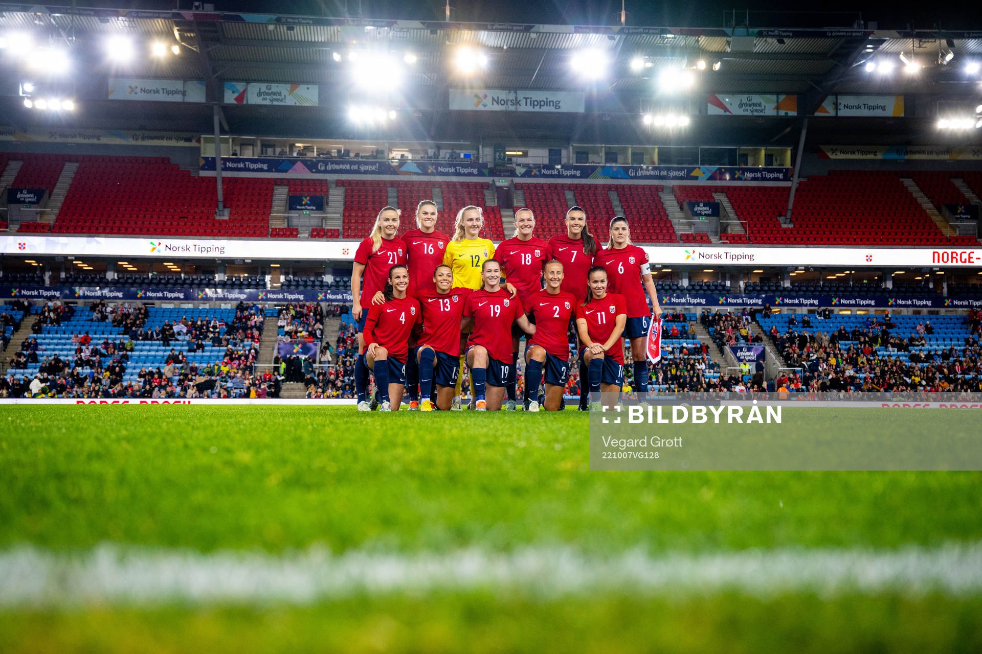 The staring eleven of Norway poses for a team photo ahead of the international friendly football match between Norway and Brazil on October 7, 2022 in Oslo. Top left: Anna Jøsendal, Kristine Bjørdal Leine, goalkeeper Sunniva Skoglund, Frida Maanum, Ingrid Syrstad Engen and Maren Mjelde. Front left: Tuva Hansen, Celin Bizet Ildhusøy, Elisabeth Terland, Anja Sønstevold and Guro Reiten.
