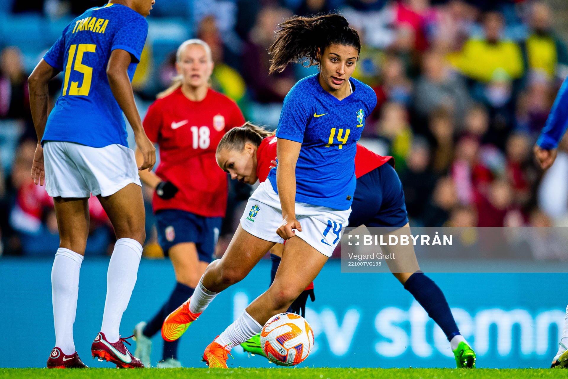 Maria Eduarda Sampaio of Brazil and Guro Reiten of Norway