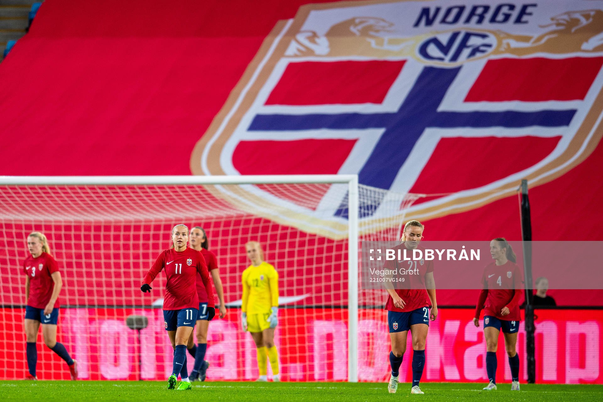 Guro Reiten, Anna Jøsendal and players of Norway look