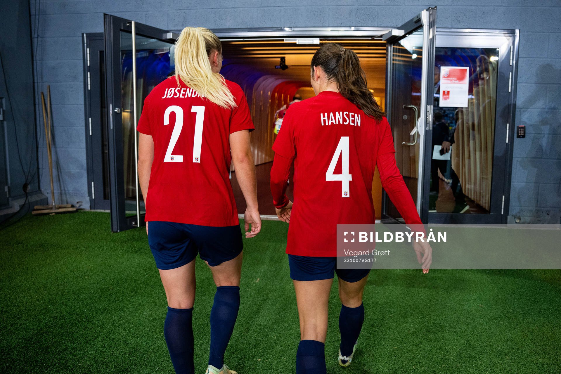 Anna Jøsendal and Tuva Hansen of Norway at half-time