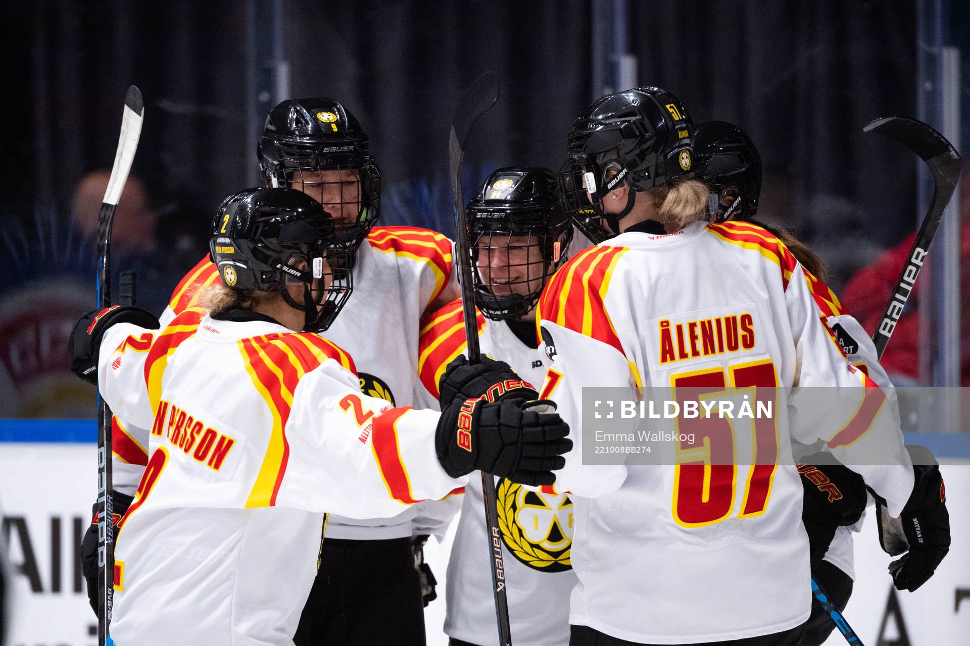 Brynäs Hanna Thuvik jublar med Alena Mills, Anna Meixner,