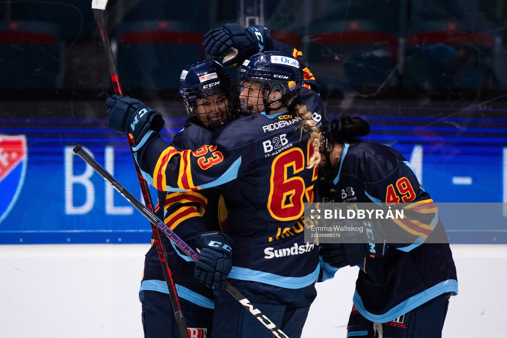 Djurgårdens Fanny Rask jublar med Josefine Jakobsen och