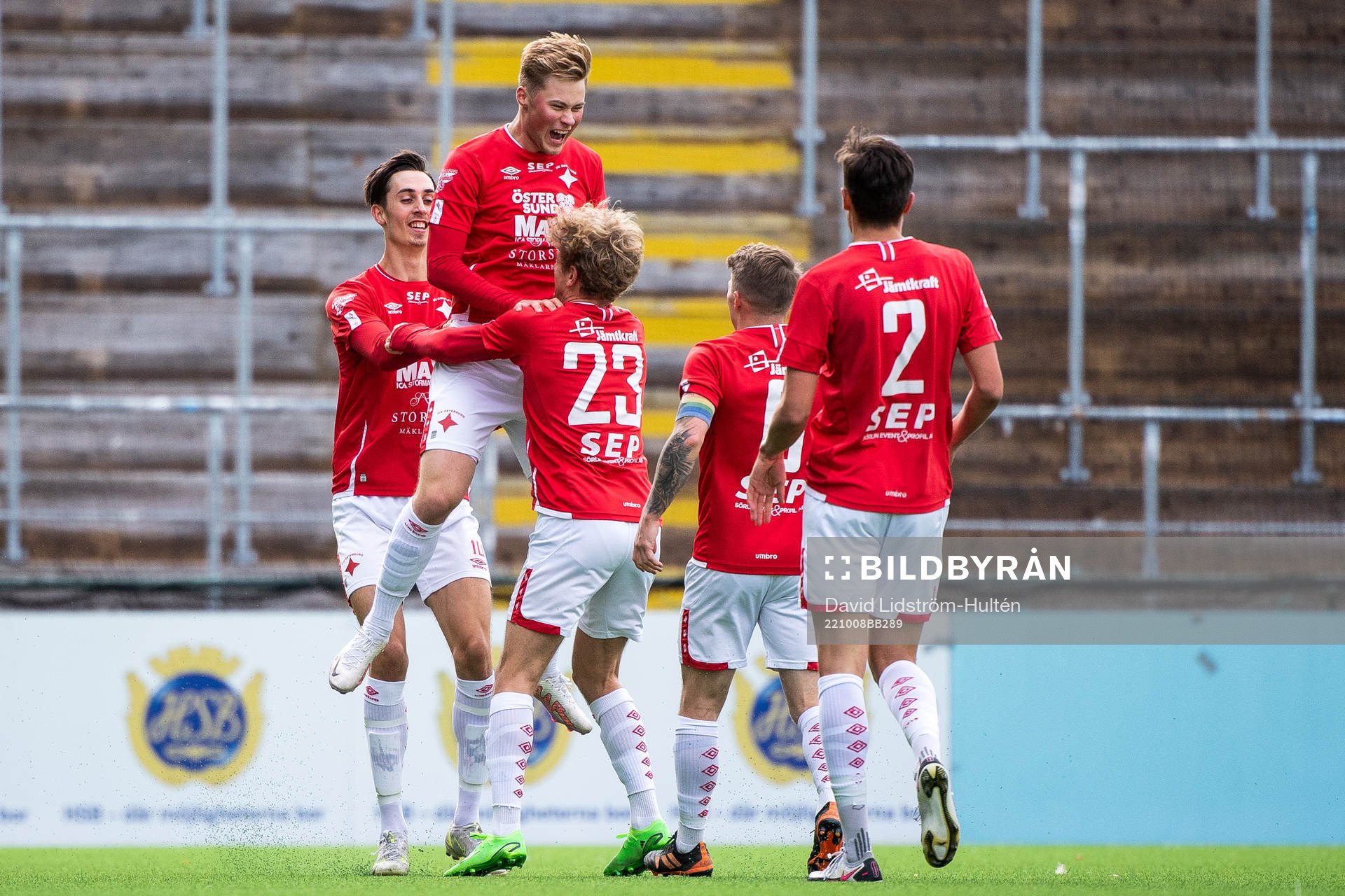 Östersunds Isac Häggman jublar efter 1-1 under fotbollsmatchen i Division 2 - Norrland mellan IFK Östersund och Bodens BK den 8 oktober 2022 i Östersund.