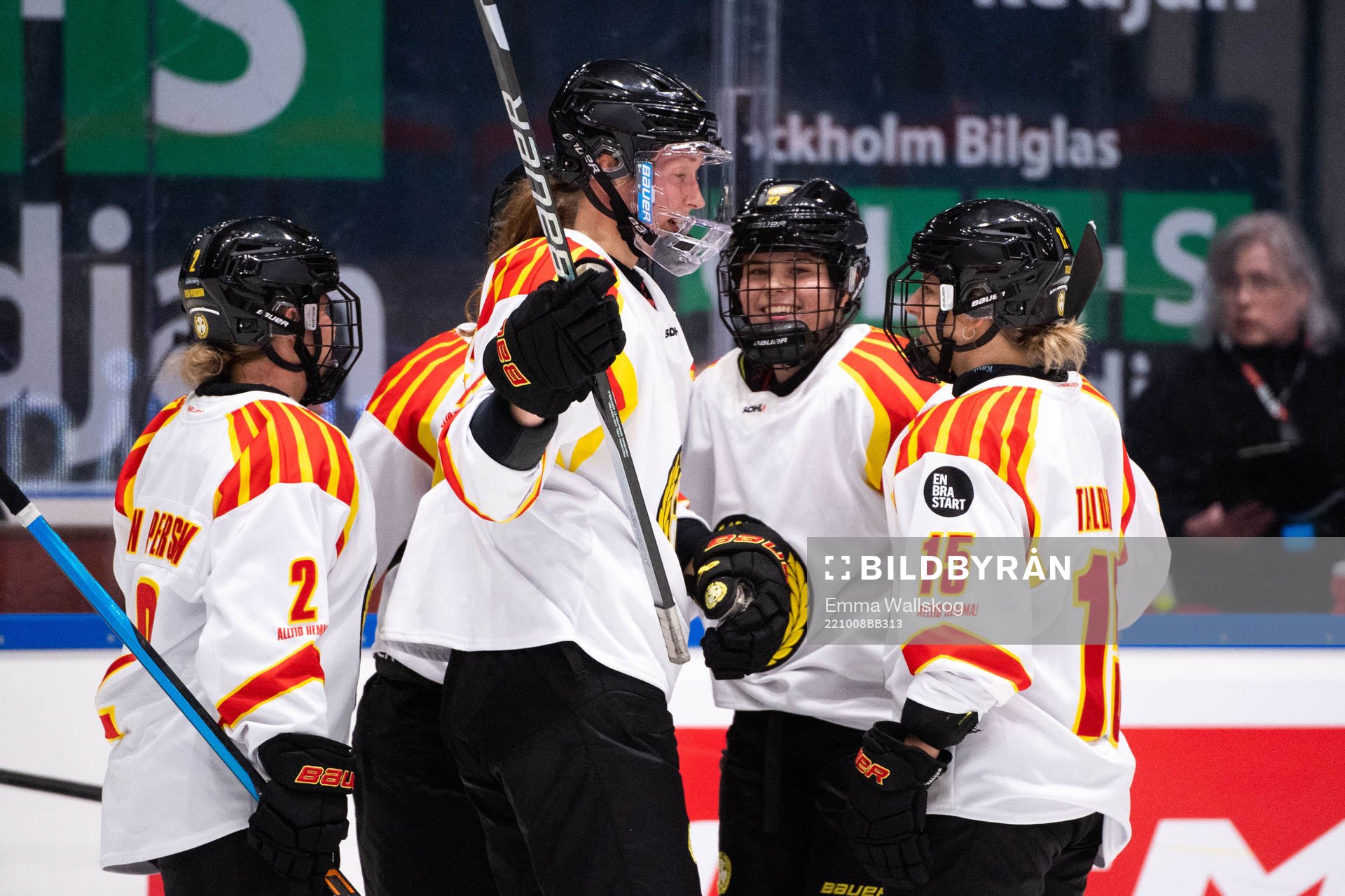 Brynäs Alena Mills jublar med lagkamrater