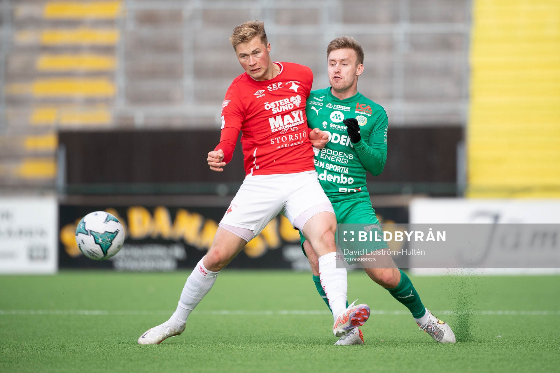 Östersunds Isac Häggman och Bodens Kevin Roberts under fotbollsmatchen i Division 2 - Norrland mellan IFK Östersund och Bodens BK den 8 oktober 2022 i Östersund.