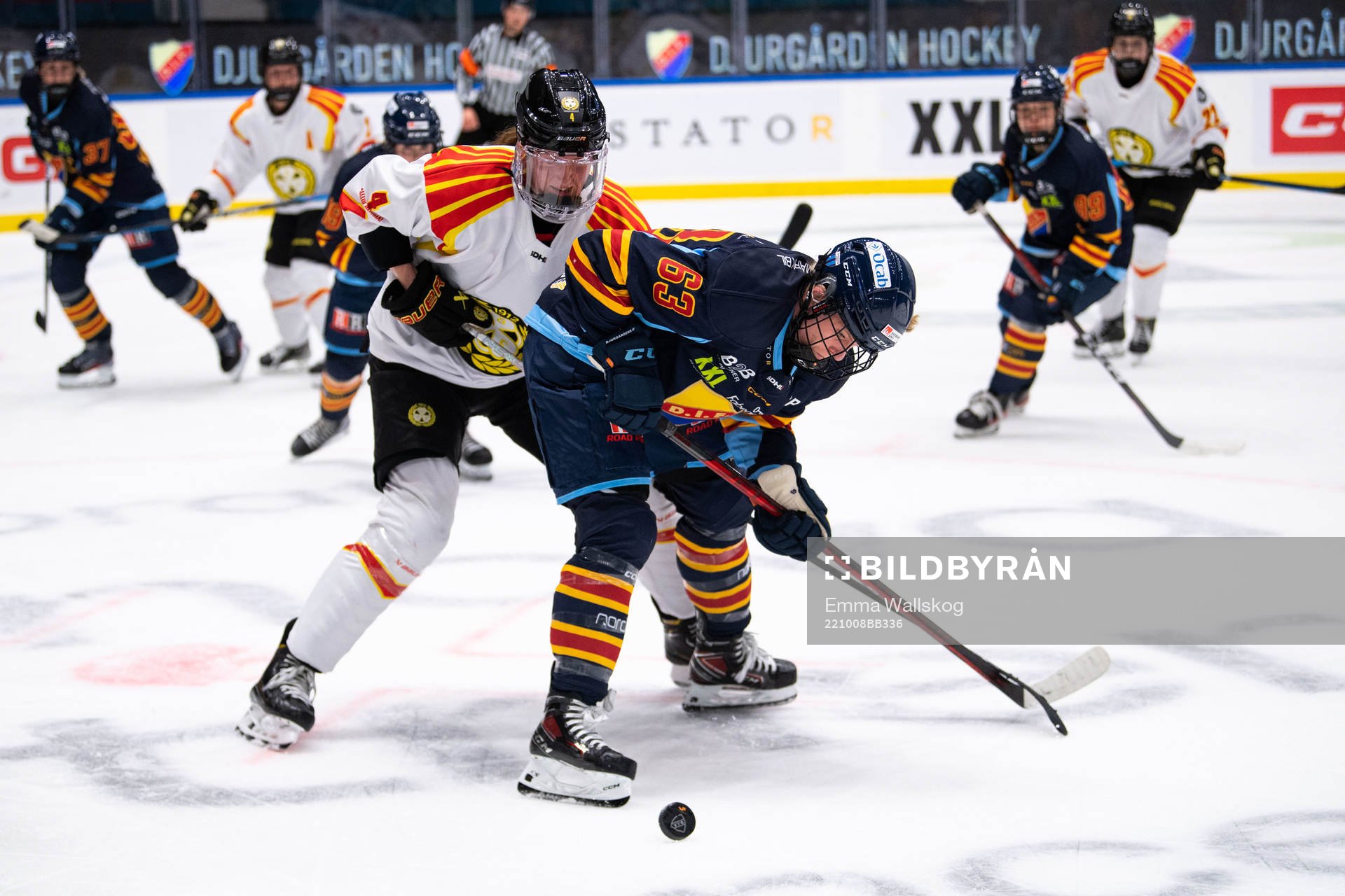 Brynäs Rosa Lindstedt och Djurgårdens Josefine Jakobsen