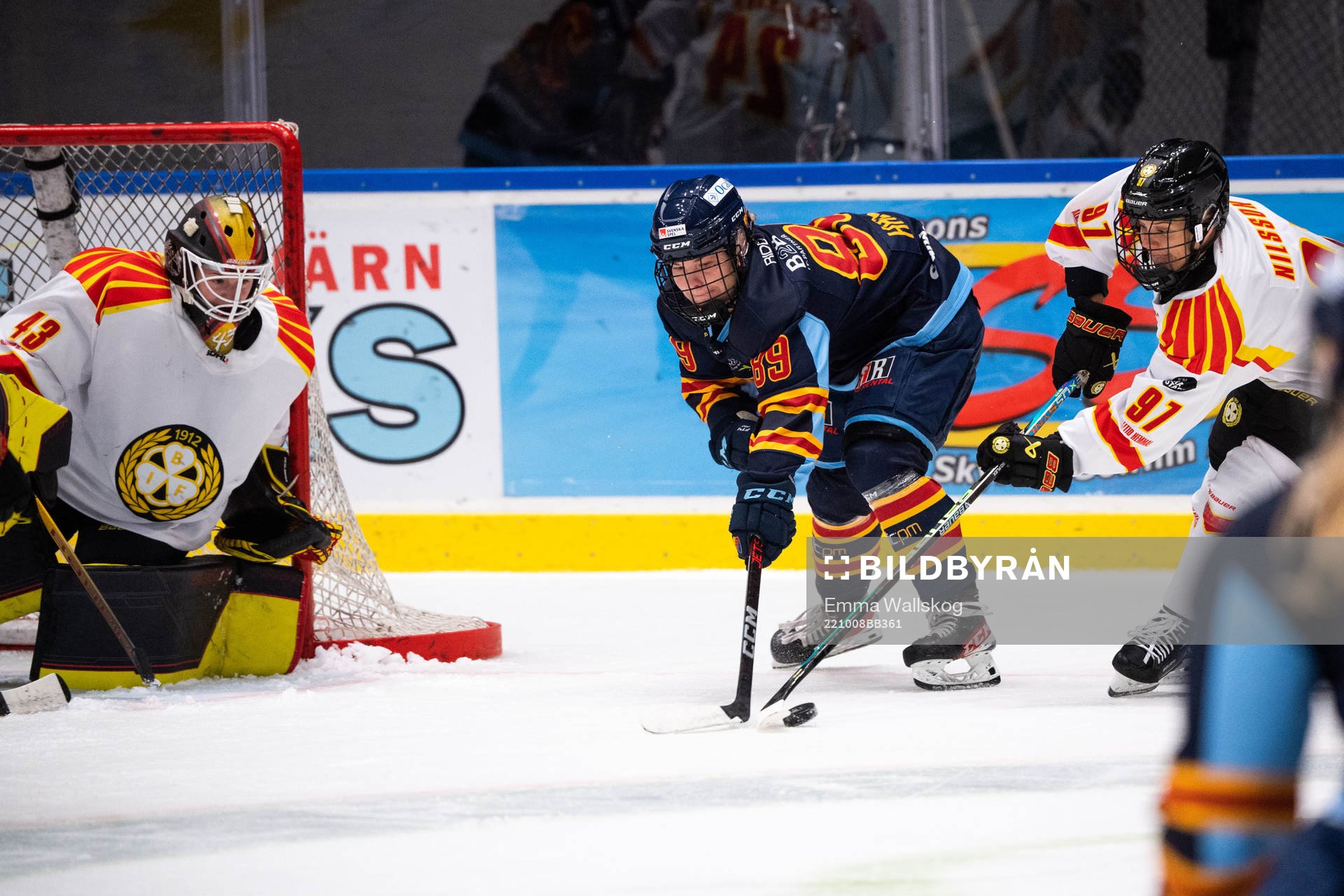 Brynäs målvakt Klara Peslarova och Matilda Nilsson och