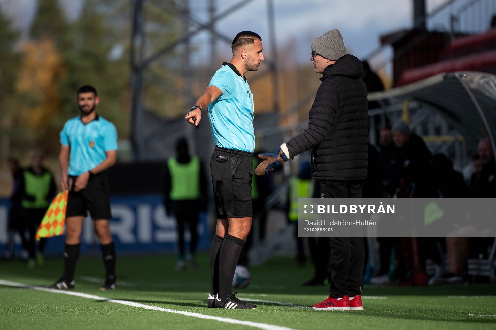 Domare Arianit Abazi och Östersunds tränare Andreas