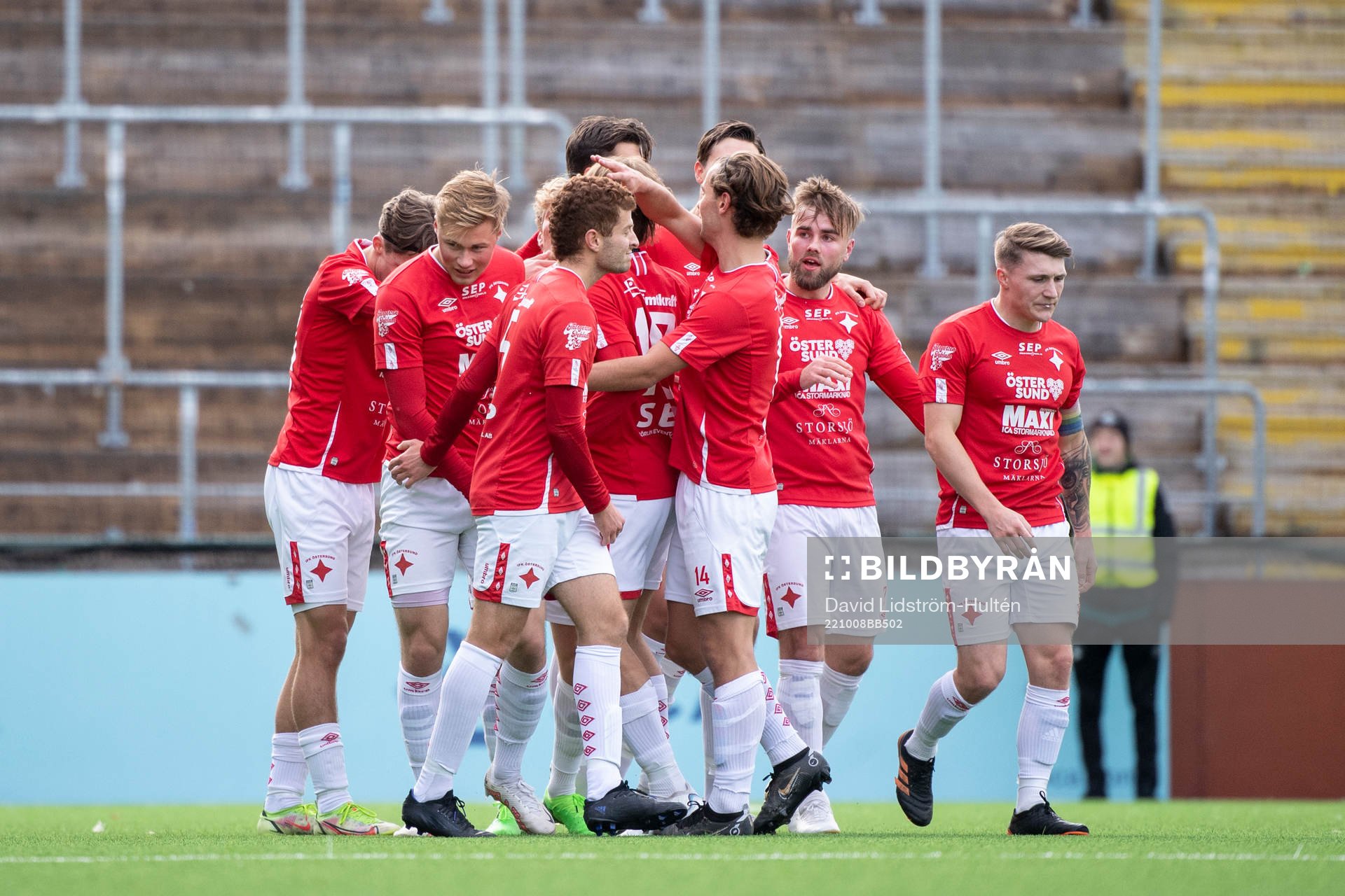 IFK Östersunds spelare jublar efter 1-1 under fotbollsmatchen i Division 2 - Norrland mellan IFK Östersund och Bodens BK den 8 oktober 2022 i Östersund.