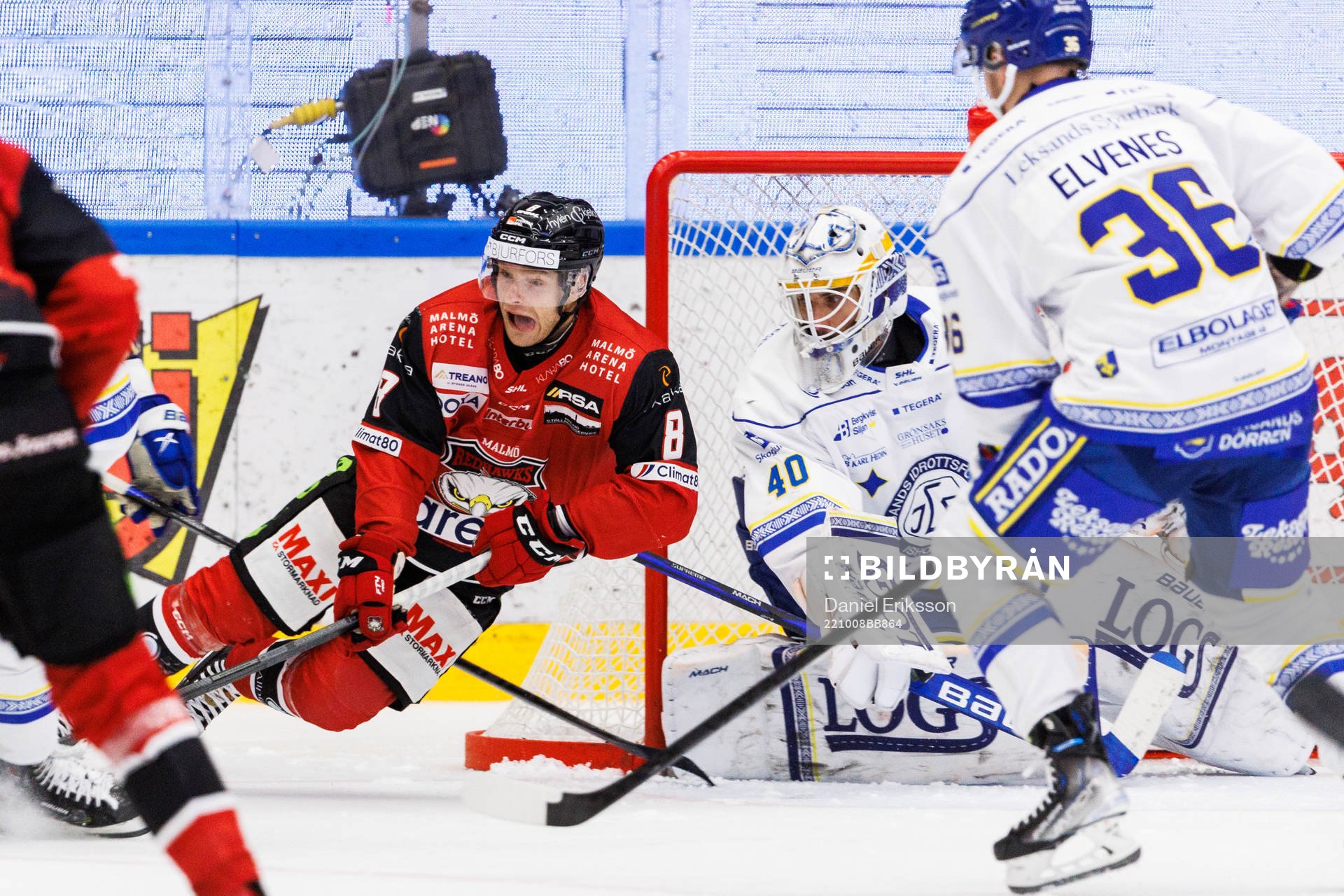 Malmö Redhawks Johan Olofsson och Leksands målvakt Mantas