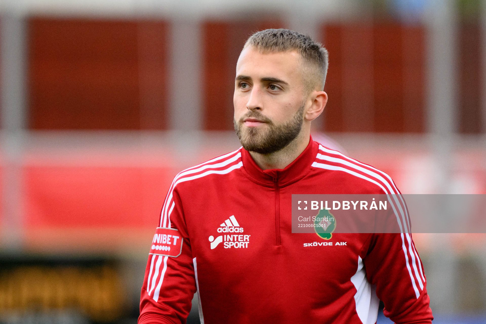Skövdes Jack Cooper Love innan fotbollsmatchen i