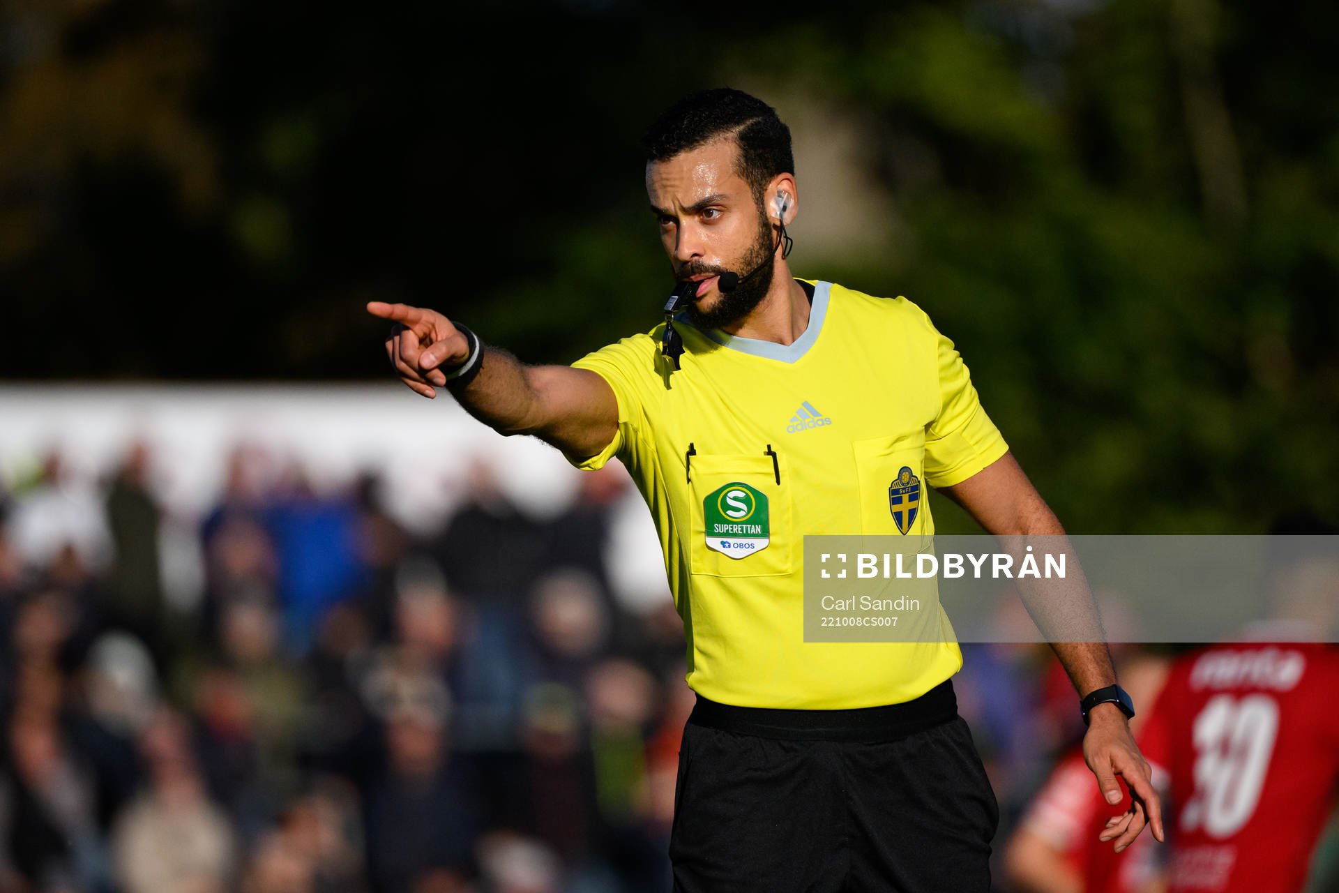Domare Farouk Nehdi under fotbollsmatchen i Superettan mellan Skövde AIK och Trelleborg den 8 oktober 2022 i Skövde. 