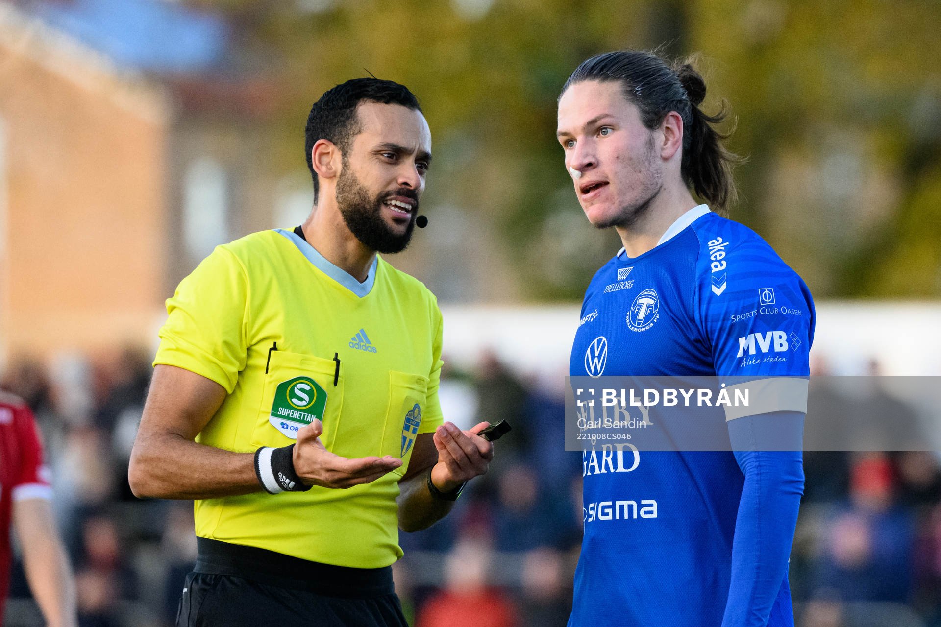 Domare Farouk Nehdi pratar med Trelleborgs Isak Jönsson under fotbollsmatchen i Superettan mellan Skövde AIK och Trelleborg den 8 oktober 2022 i Skövde.