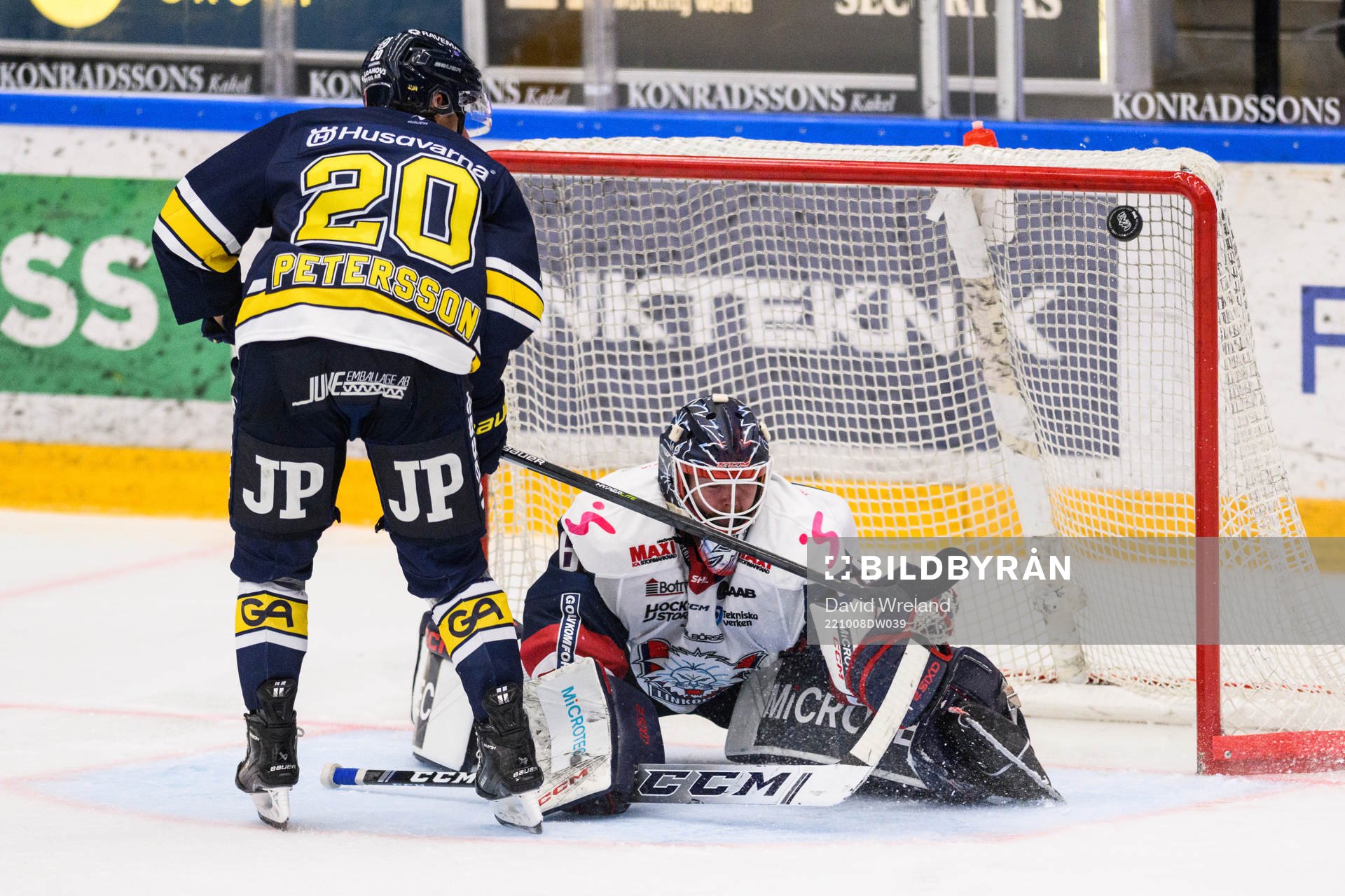 HV71s André Petersson gör 1-1 på Linköpings målvakt