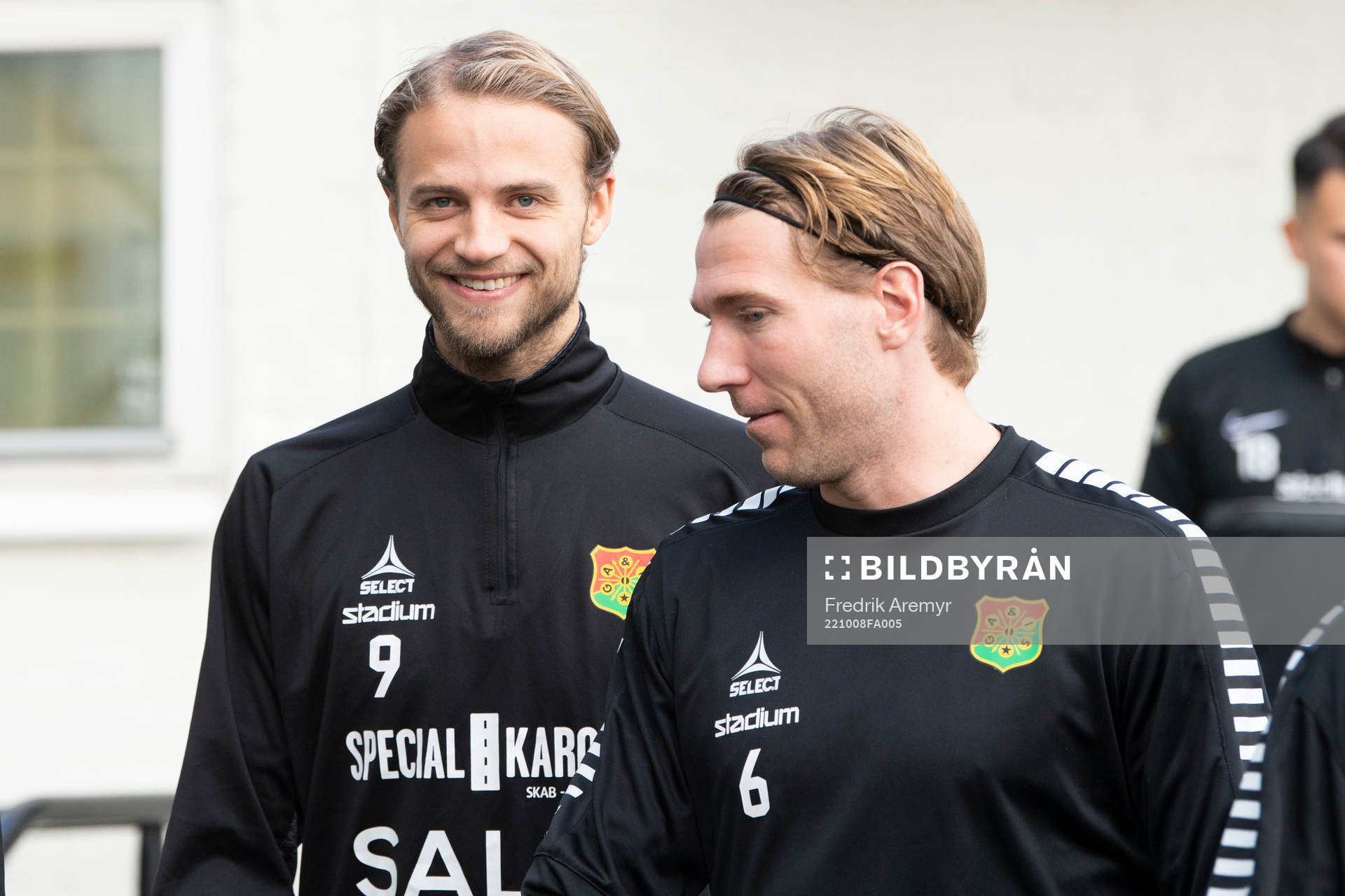 GAIS Gustav Lundgren och August Wängberg innan fotbollsmatchen i Ettan södra mellan Qviding och GAIS den 8 oktober 2022 i Göteborg. 