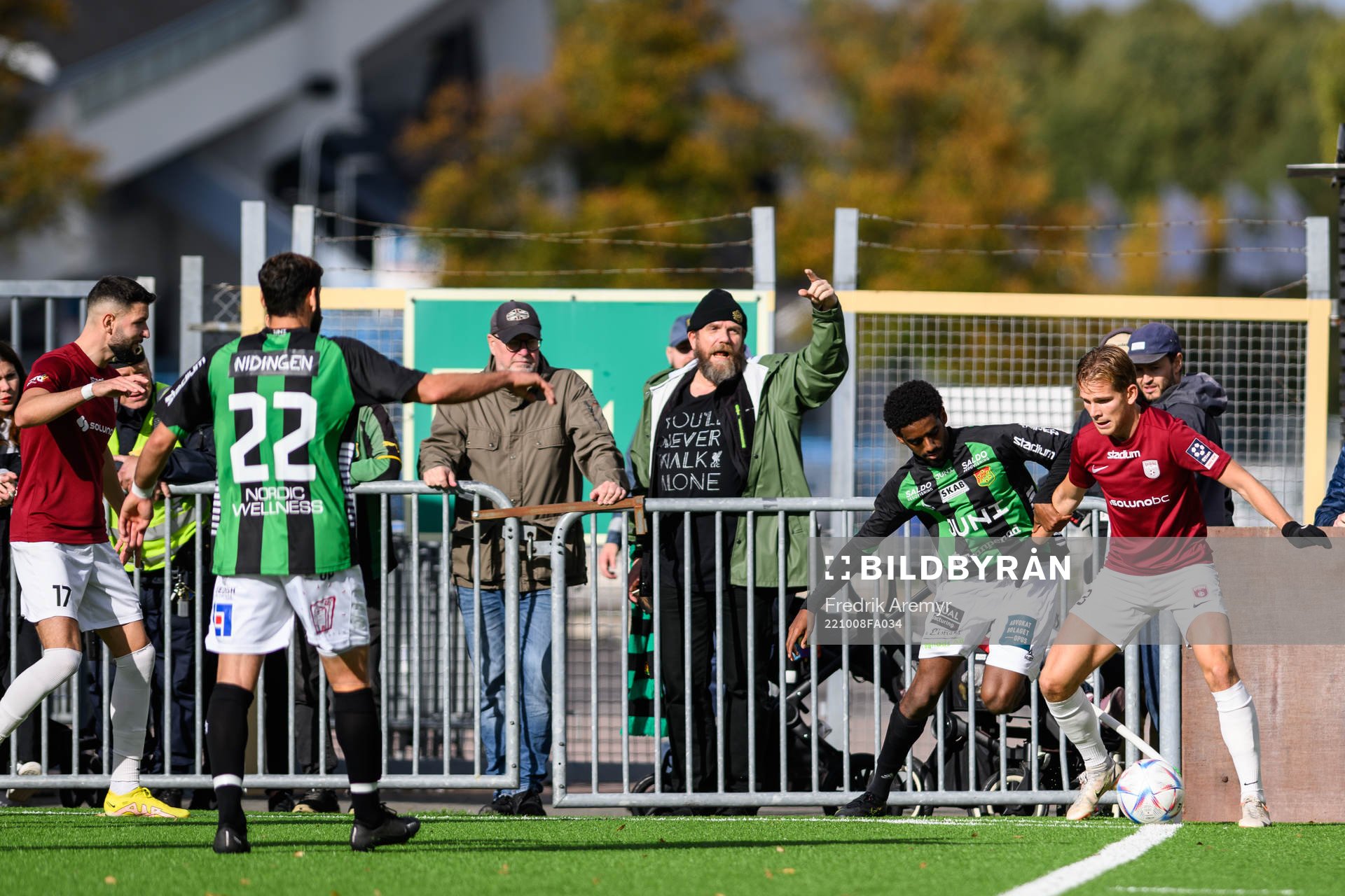 GAIS Harun Ibrahim och Qvidings Isak Skoog under fotbollsmatchen i Ettan södra mellan Qviding och GAIS den 8 oktober 2022 i Göteborg. 
