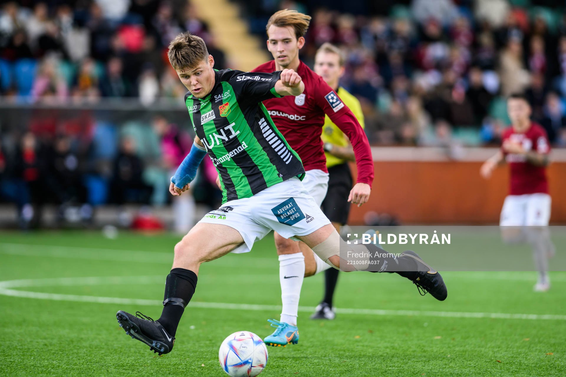 GAIS Axel Henriksson och Qvidings Adam Wästlund under fotbollsmatchen i Ettan södra mellan Qviding och GAIS den 8 oktober 2022 i Göteborg.