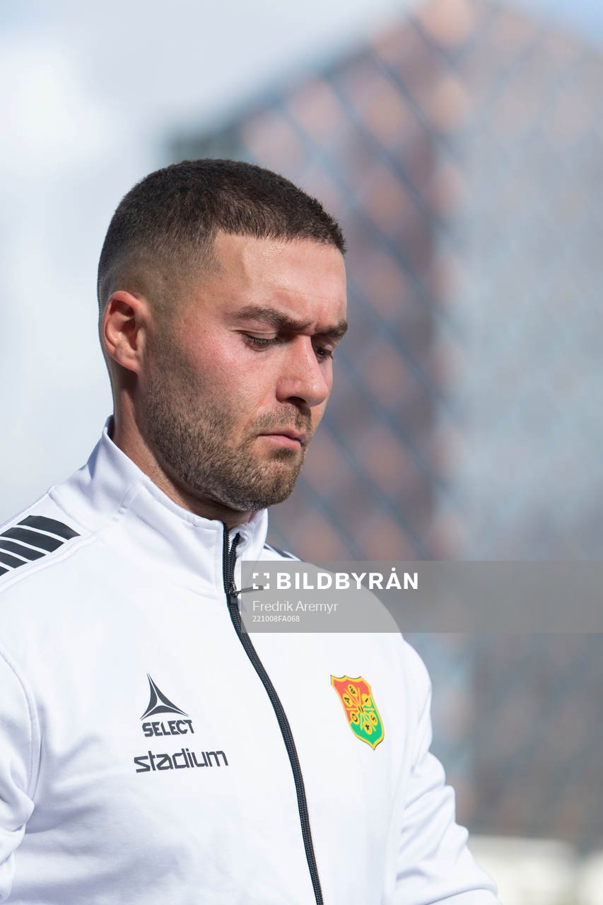 GAISs målvakt Mergim Krasniqi inför fotbollsmatchen i Ettan södra mellan Qviding och GAIS den 8 oktober 2022 i Göteborg. 