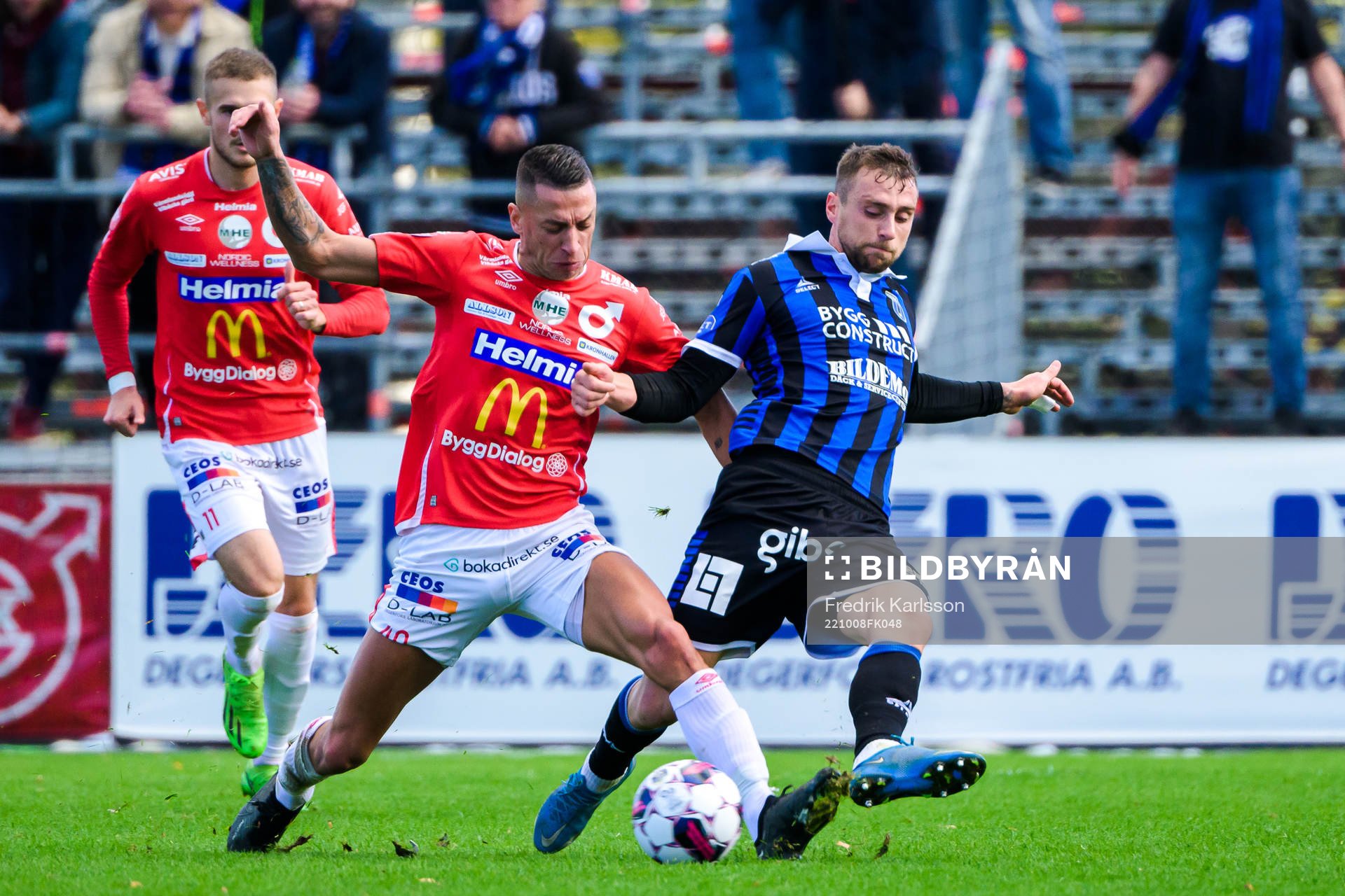 Degerfors Nikola Djurdjic och Sirius Filip Rogic under fotbollsmatchen i Allsvenskan mellan Degerfors och Sirius den 8 oktober 2022 i Degerfors.