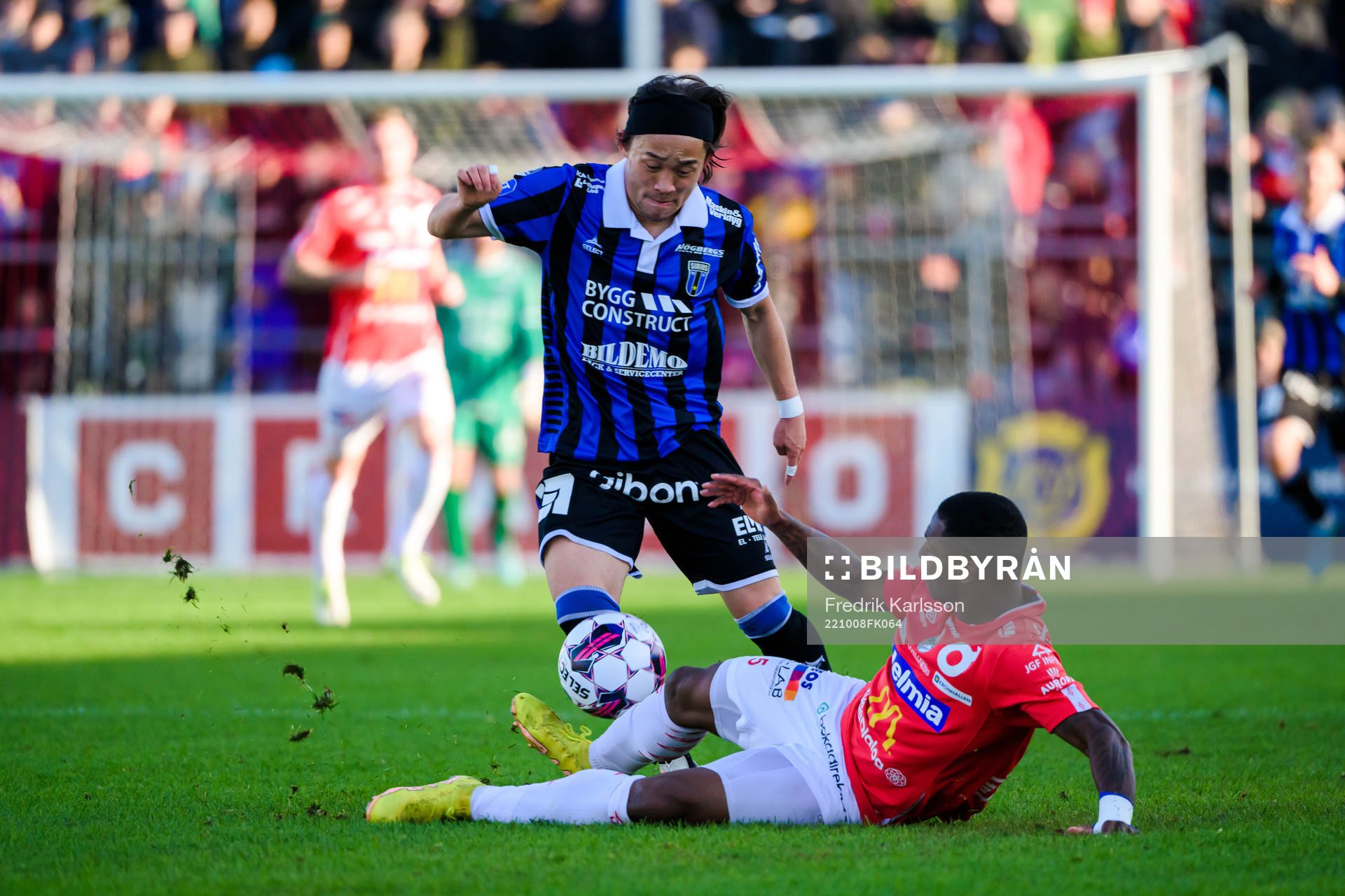 Sirius Yukiya Sugita och Degerfors Joseph - Claude Agyeman Gyau under fotbollsmatchen i Allsvenskan mellan Degerfors och Sirius den 8 oktober 2022 i Degerfors.