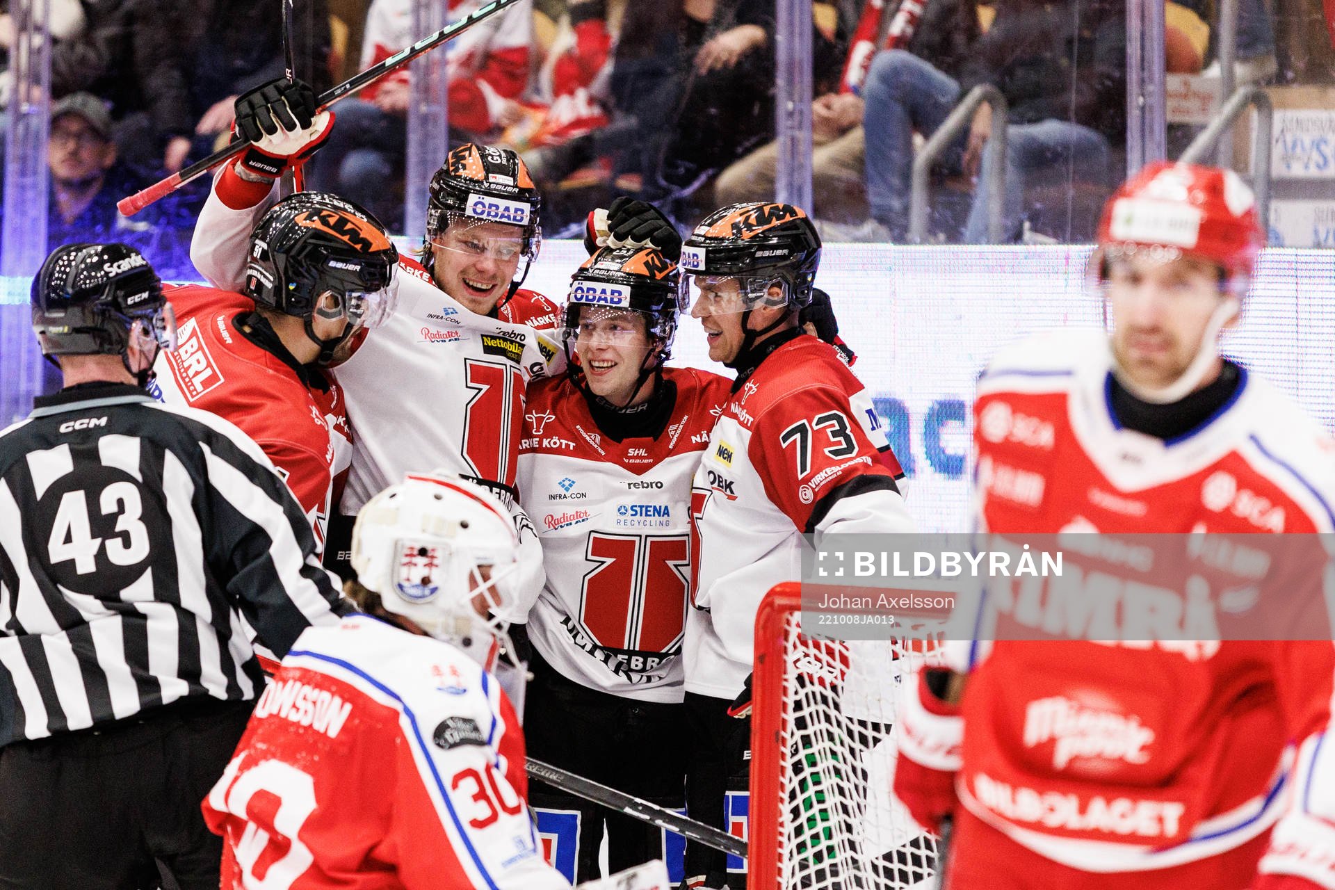 Örebros Elias Ekström jublar med lagkamrater