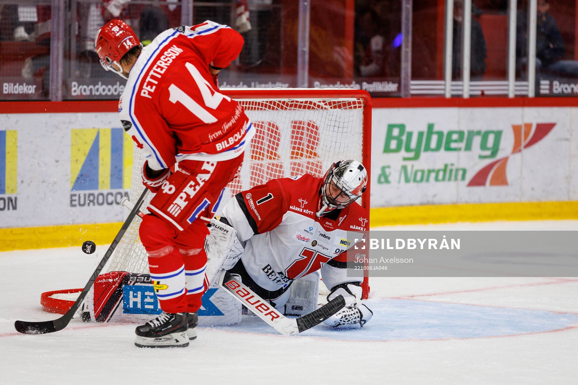 Örebros målvakt Jhonas Enroth räddar en straff