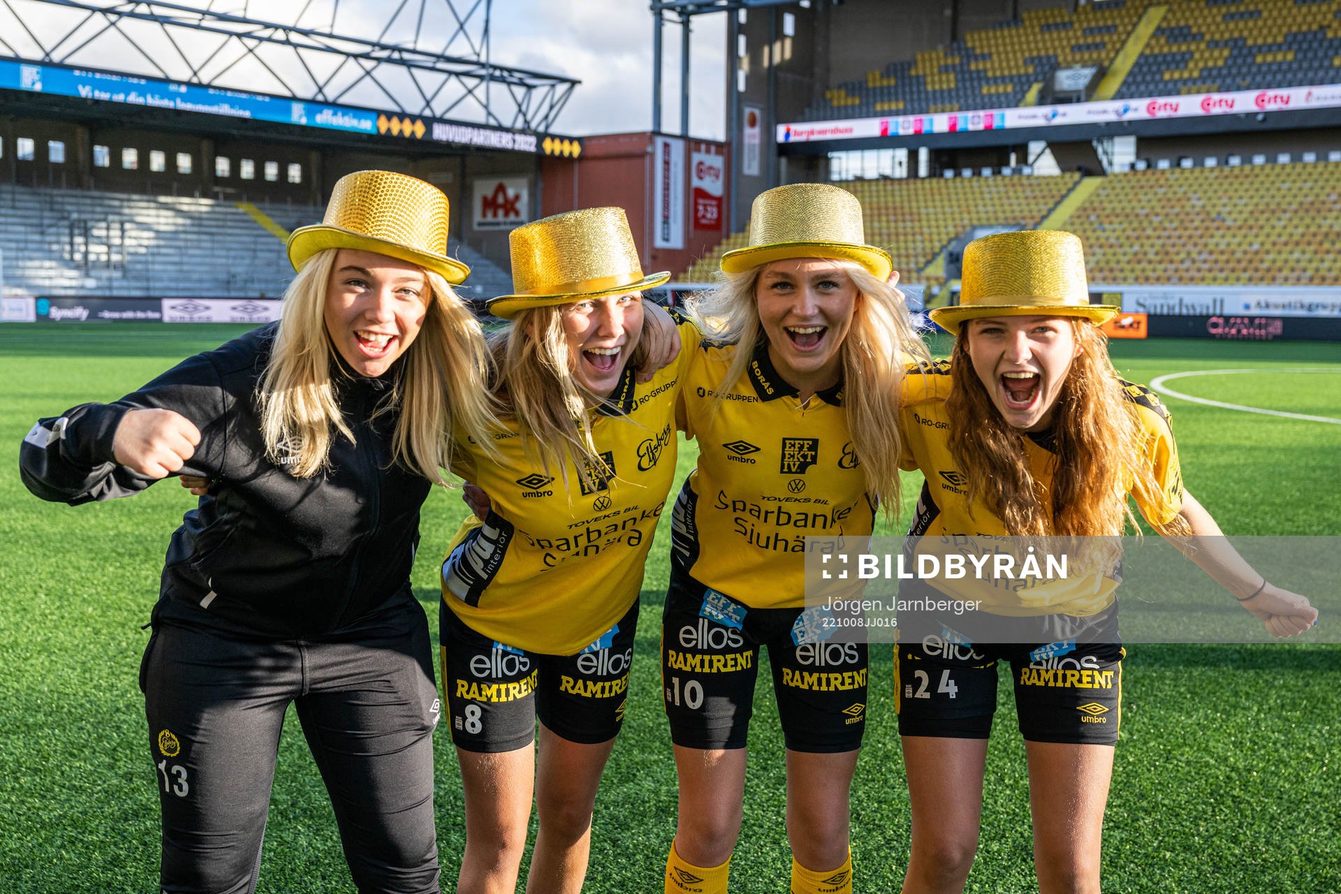 Elfsborgs Evelina Brink, Linn Sångberg, Matilda Ståhlbom Karlsson och Ida Backlund jublar efter fotbollsmatchen i Div 2 Mellersta Götaland mellan Elfsborg och Westbo den 8 oktober 2022 i Borås.