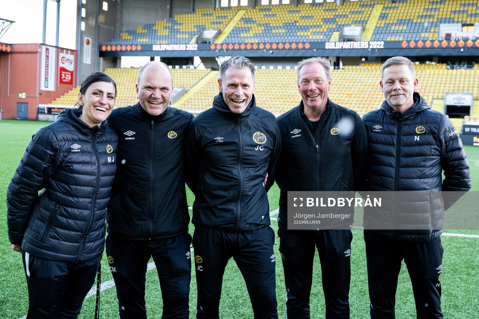 Elfsborgs lagledare Mery Jadan, lagledare Claes Mattsson, tränare Joakim Carlsson, Jan Ryrlén och lagledare Nichlas Carlsson jublar efter fotbollsmatchen i Div 2 Mellersta Götaland mellan Elfsborg och Westbo den 8 oktober 2022 i Borås.