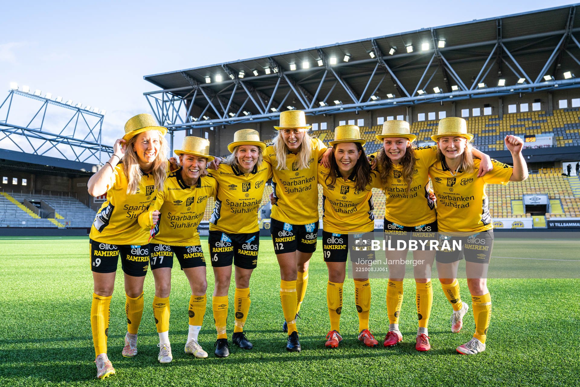 Elfsborgs Cornelia Andersson, Sara Jardving, Linda Westberg Carlsson, Ellen Larsson, Johanna Kalinski Köhlqust, Leann Nyström och Fanny Johansson jublar efter fotbollsmatchen i Div 2 Mellersta Götaland mellan Elfsborg och Westbo den 8 oktober 2022 i Borås.