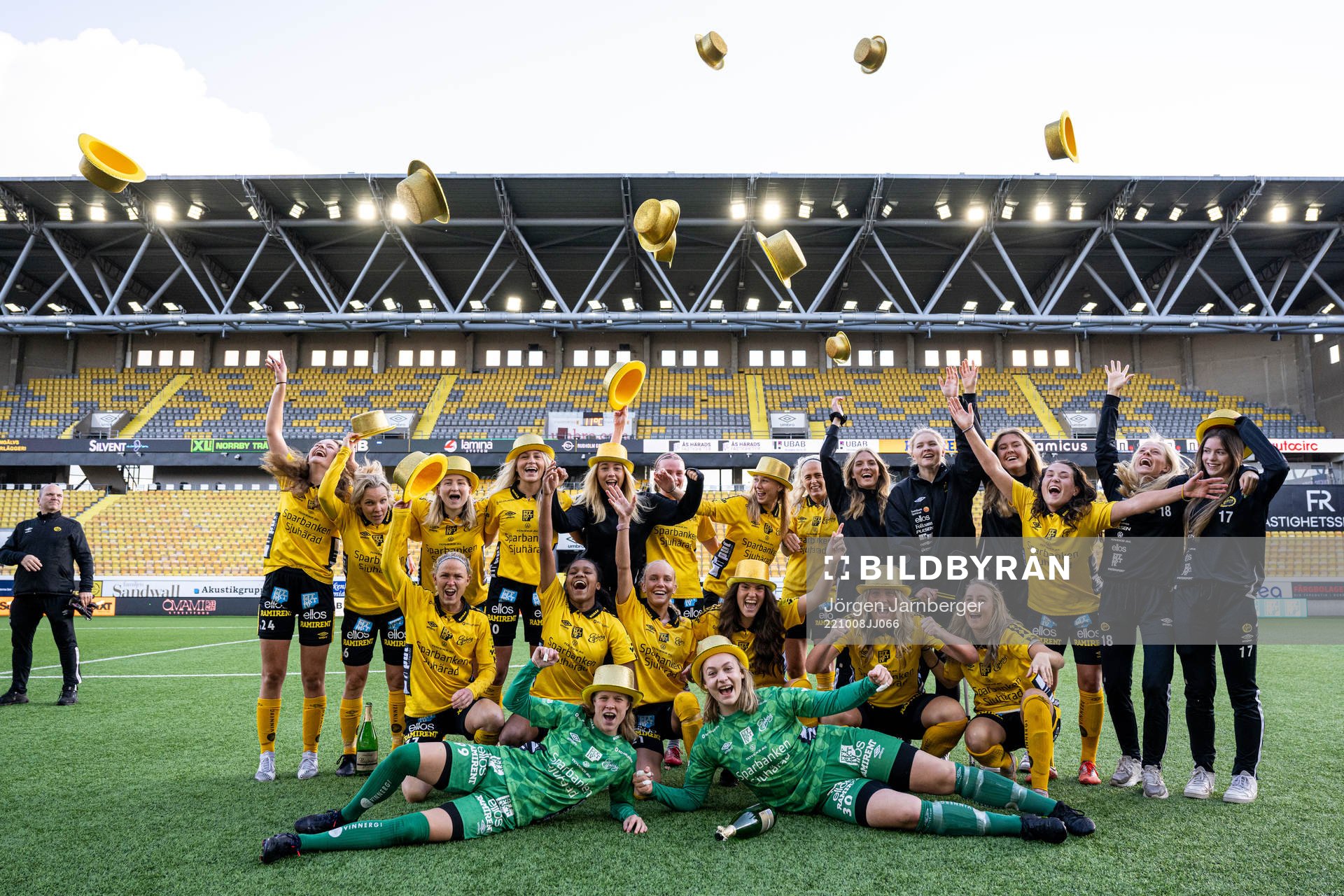 Elfsborgs spelare jublar efter vinst och serieseger efter fotbollsmatchen i Div 2 Mellersta Götaland mellan Elfsborg och Westbo den 8 oktober 2022 i Borås.