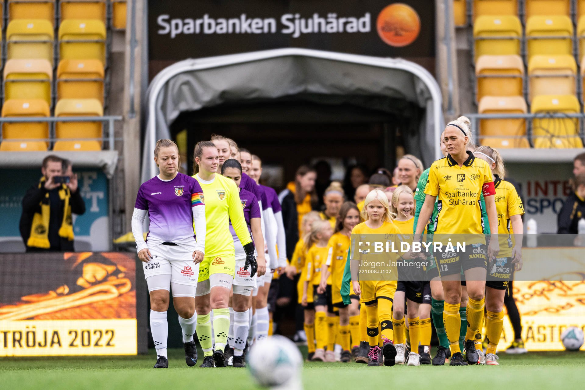 Lagen kommer ut till match med lagkaptenerna Westbos Emma Josefsson och Elfsborgs Ellen Larsson i spetsen inför fotbollsmatchen i Div 2 Mellersta Götaland mellan Elfsborg och Westbo den 8 oktober 2022 i Borås.