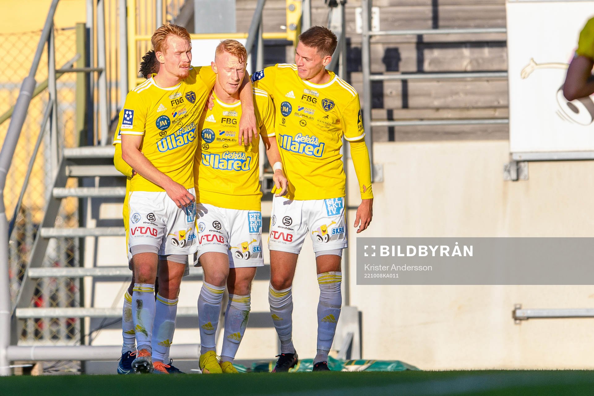 Falkenbergs spelare jublar efter 3-2 under fotbollsmatchen i Ettan södra mellan Falkenberg och Lindome den 8 oktober 2022 i Falkenberg.