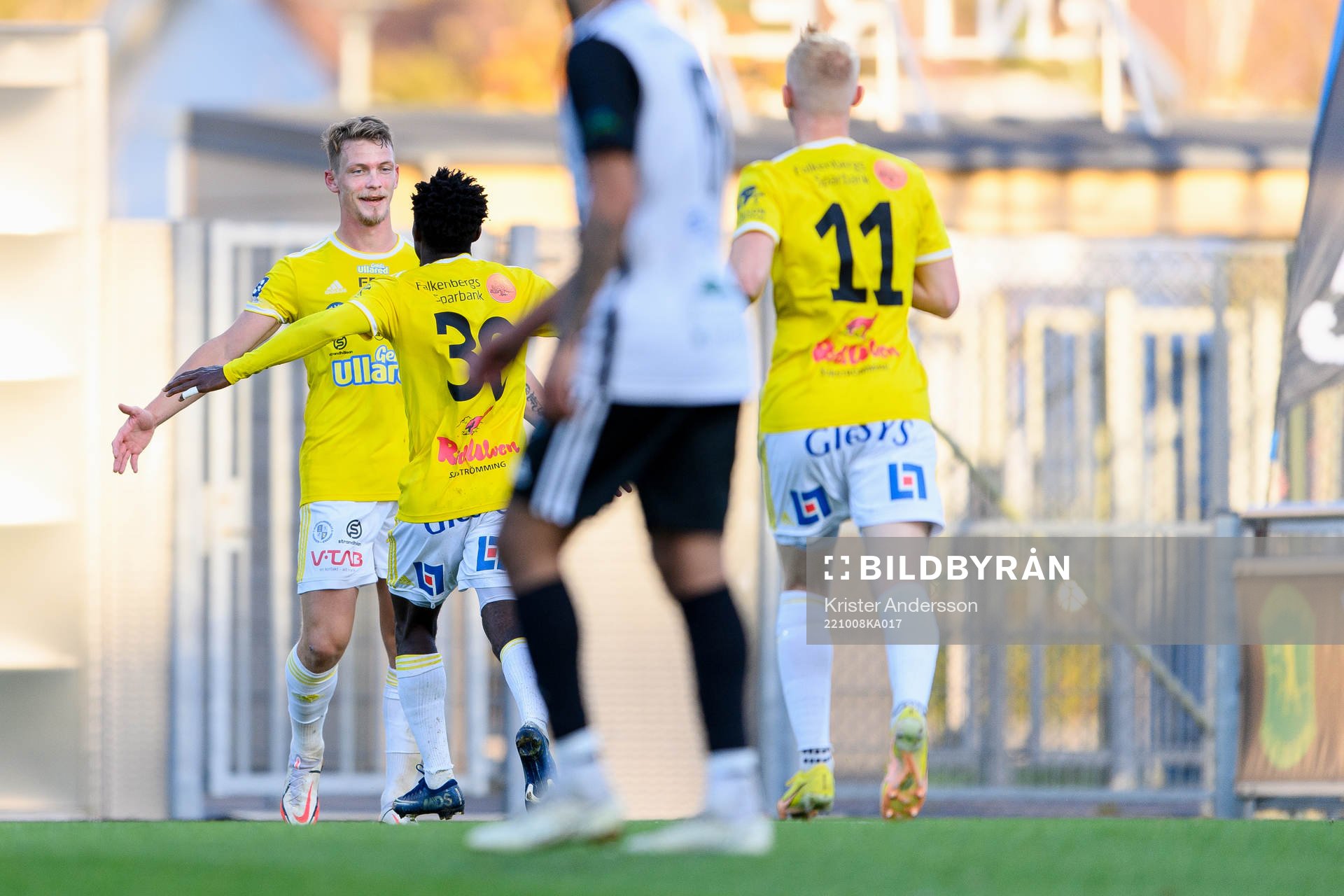 Falkenbergs Robin Hofsö jublar