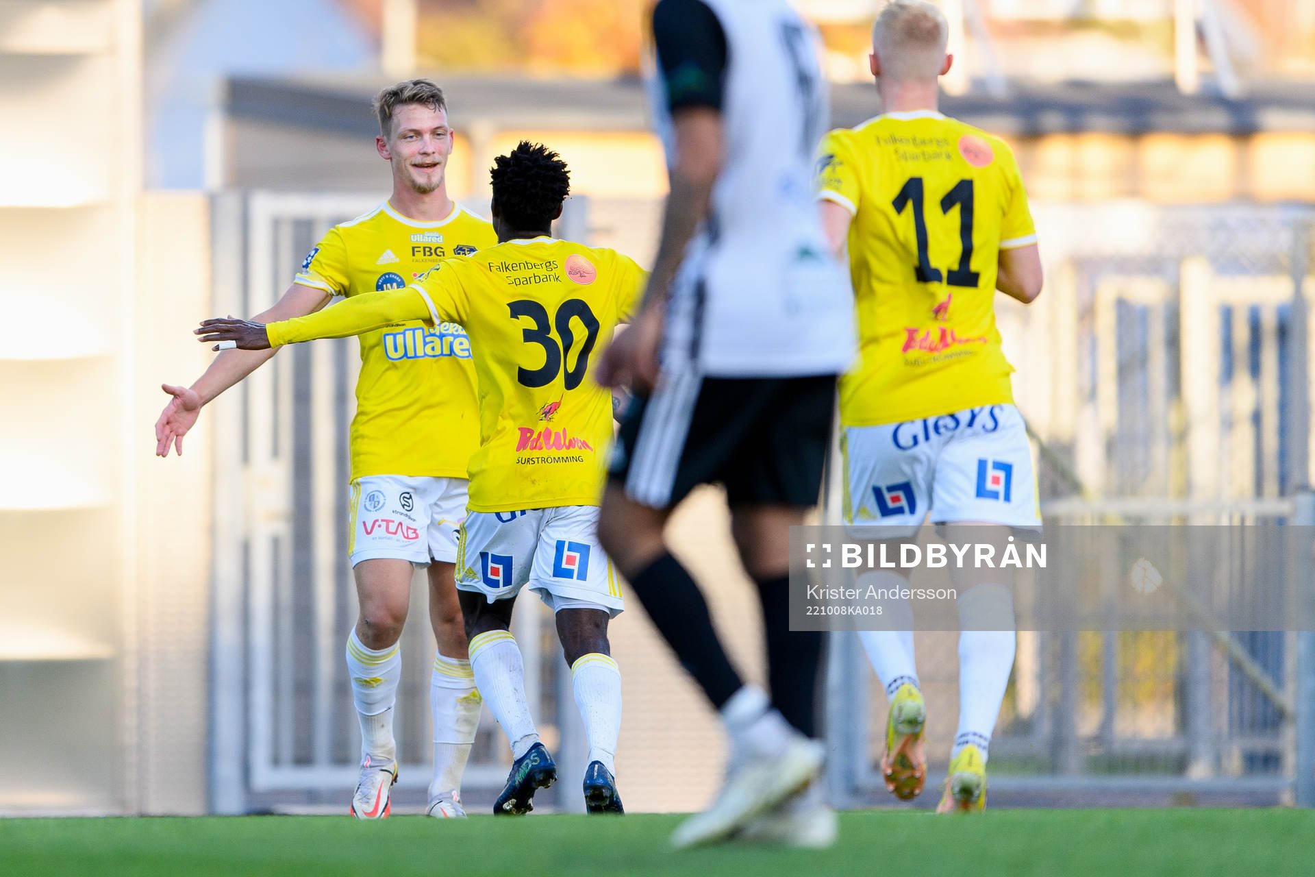 Falkenbergs Robin Hofsö jublar under fotbollsmatchen i Ettan södra mellan Falkenberg och Lindome den 8 oktober 2022 i Falkenberg.