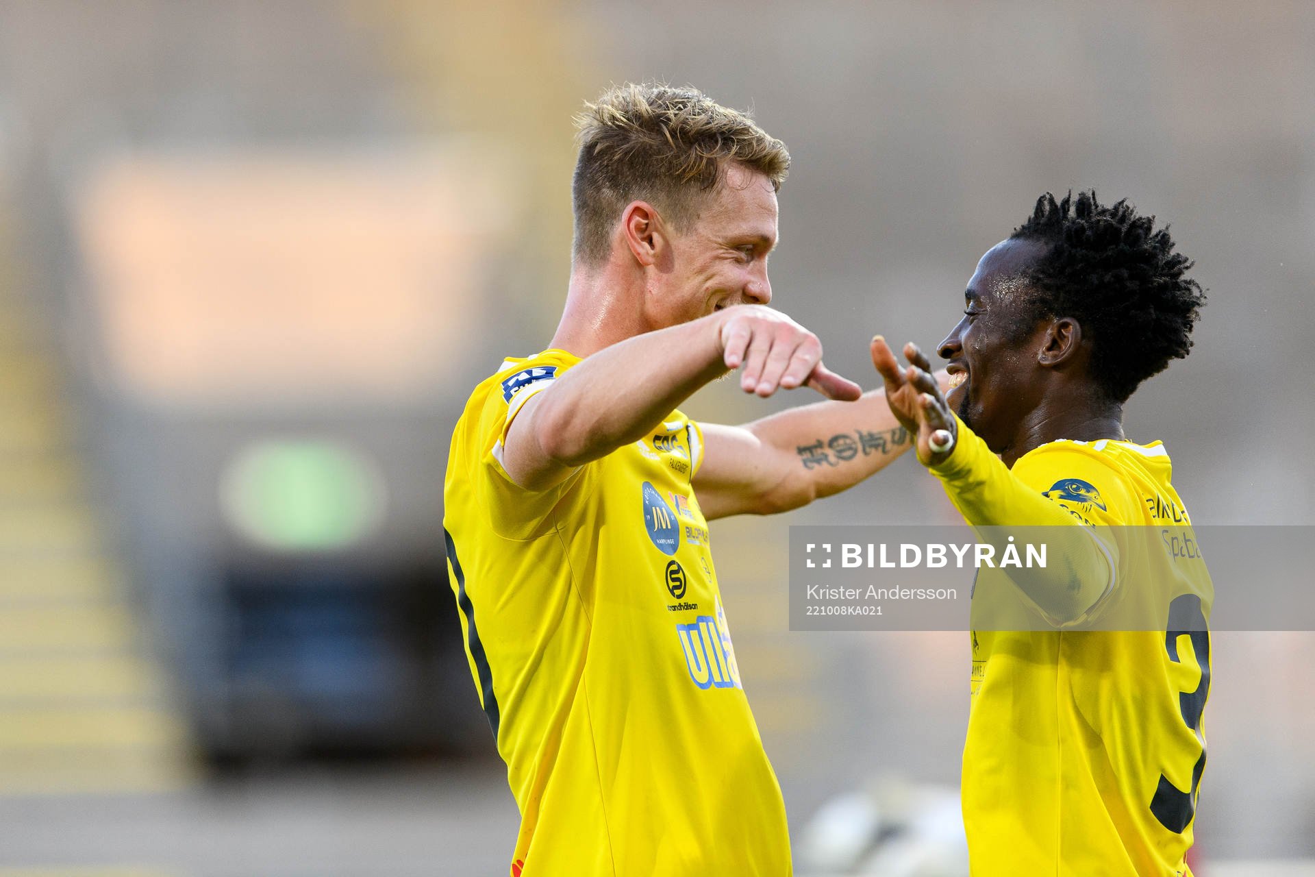 Falkenbergs Robin Hofsö och Godwin Aguda jublar