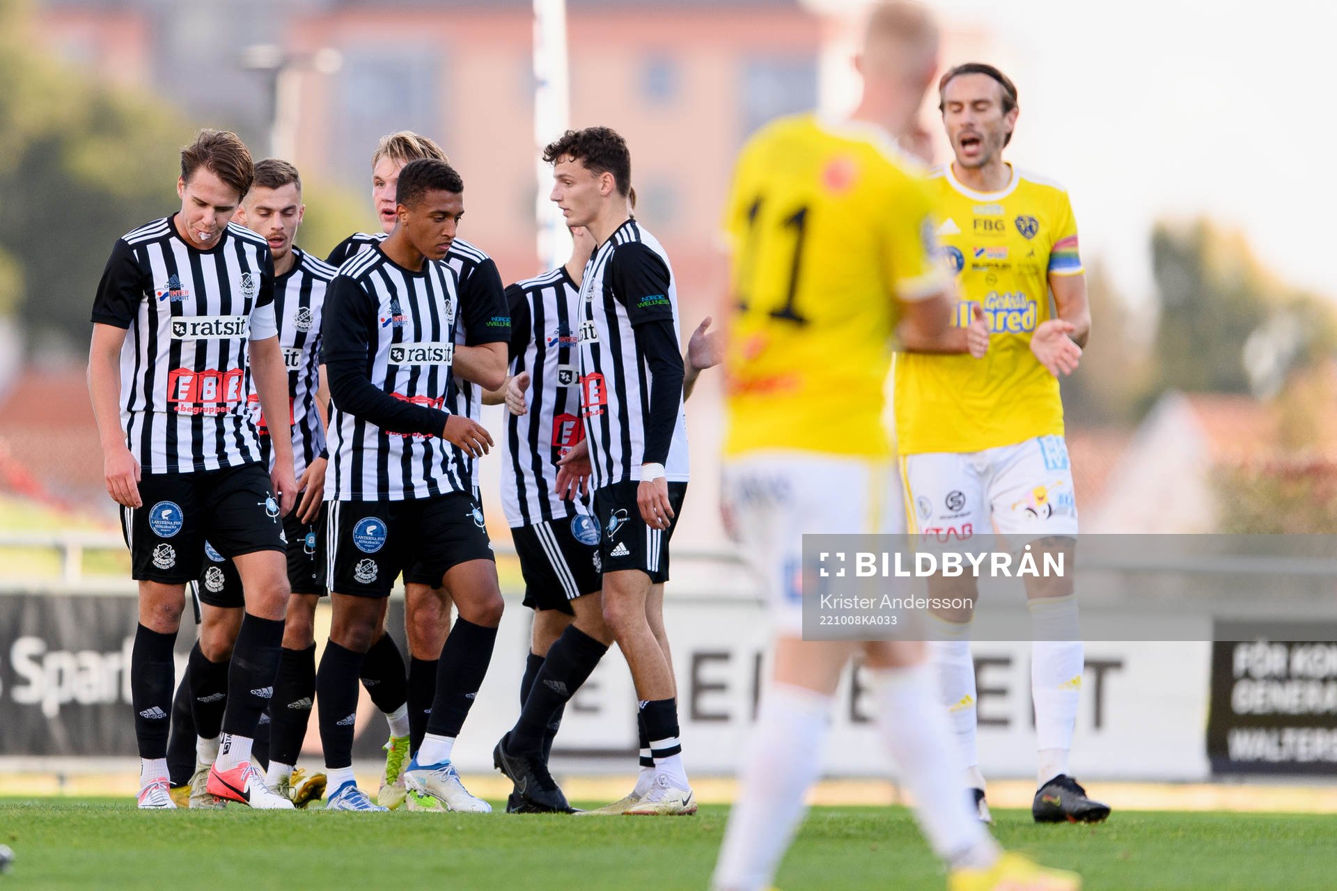 Lindomes spelare jublar efter 2-2 under fotbollsmatchen i Ettan södra mellan Falkenberg och Lindome den 8 oktober 2022 i Falkenberg. 