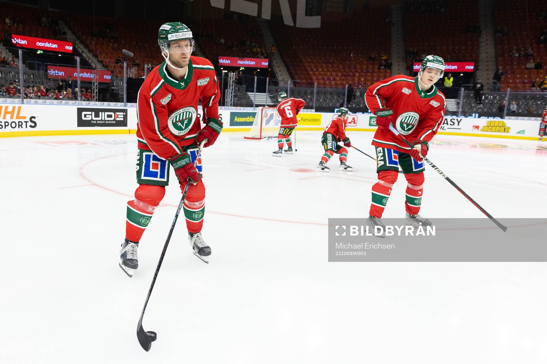 Frölundas Christian Folin innan ishockeymatchen i SHL