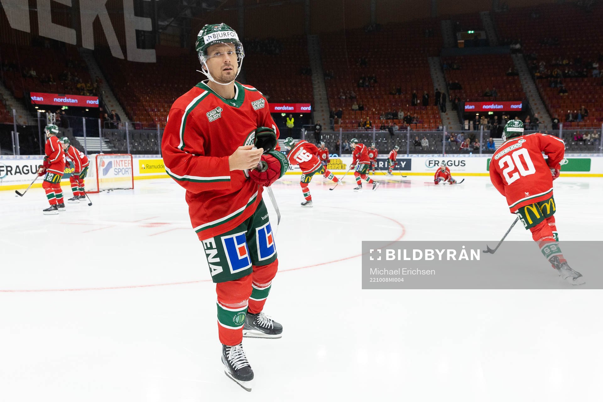 Frölundas Nicklas Lasu innan ishockeymatchen i SHL mellan