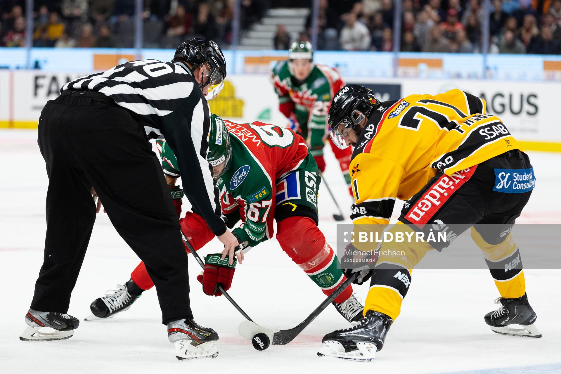 Frölundas Jacob Nilsson tekar mot Luleås Linus Fröberg