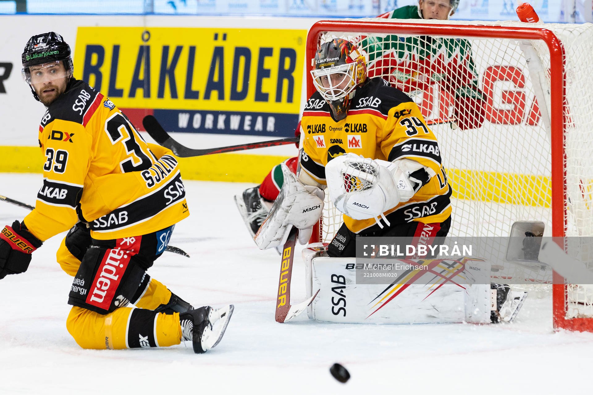 Luleås Pontus Själin och målvakt Joel Lassinantti