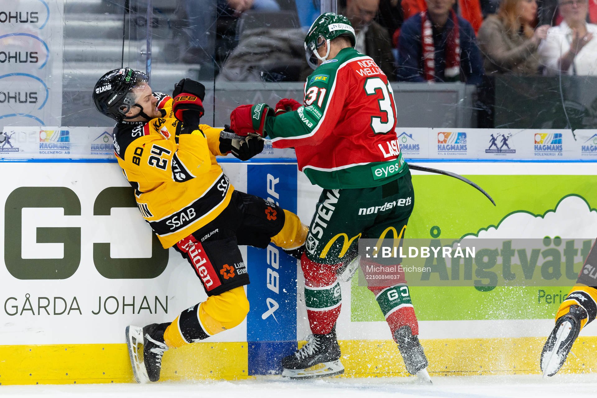 Luleås Brendan Shinnimin tacklas av Frölundas Nicklas Lasu