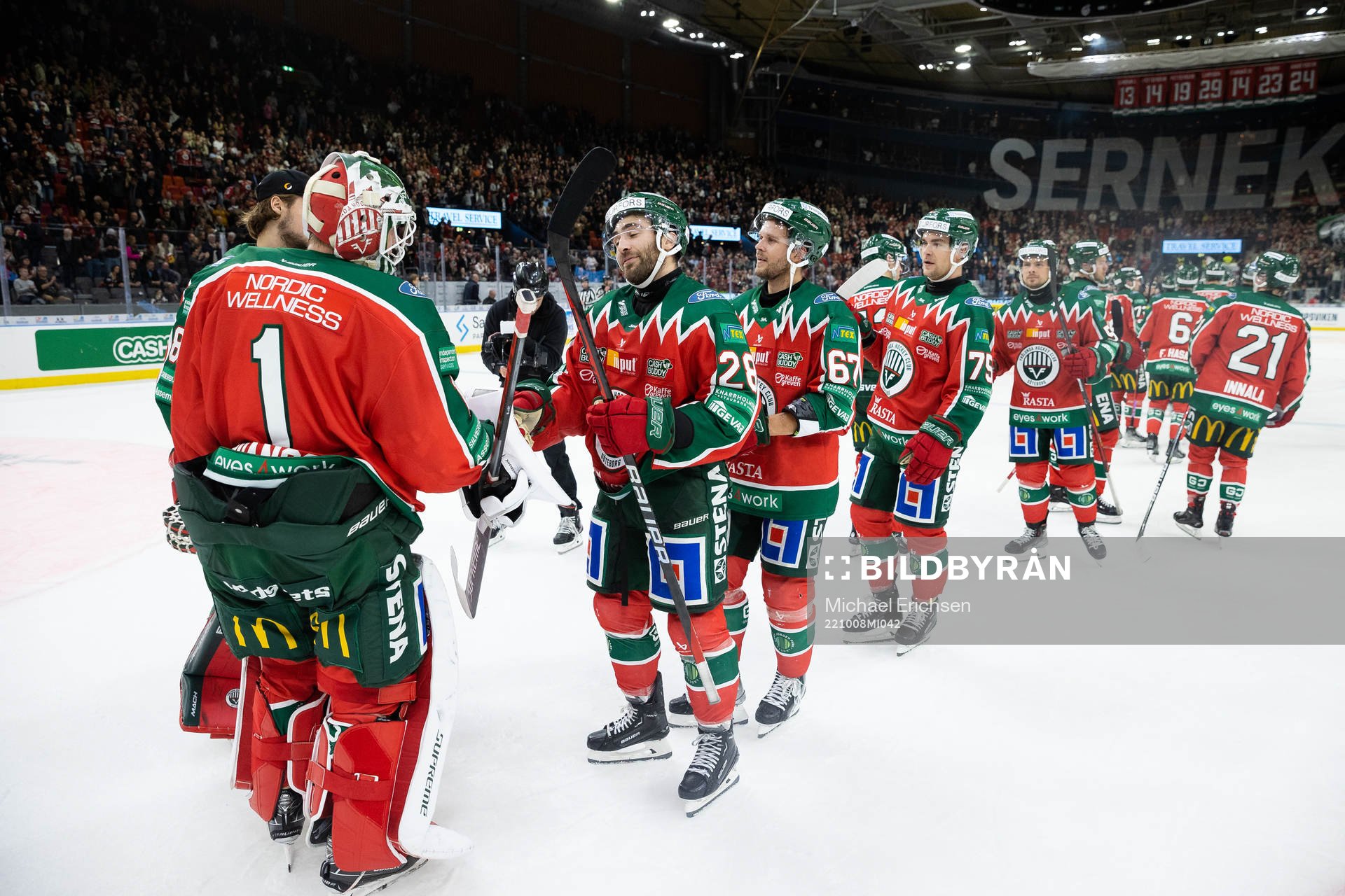 Frölundas målvakt Lars Johansson och Anthony Greco jublar